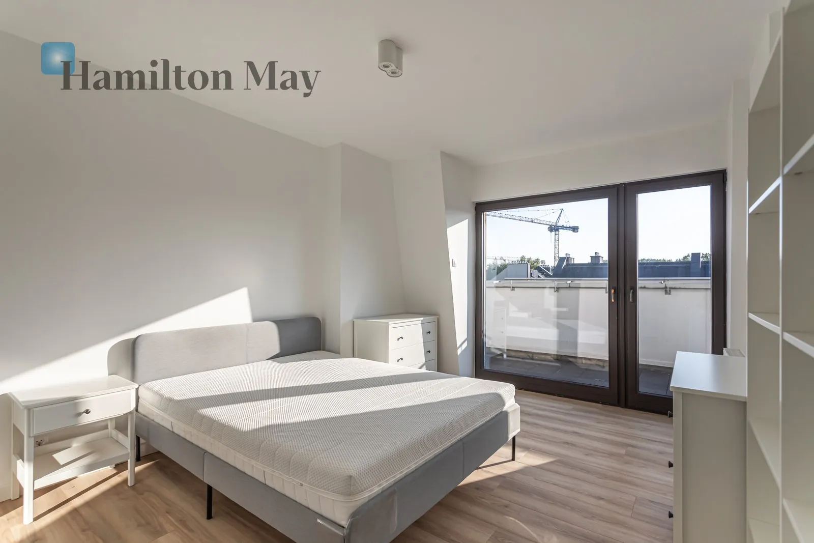 Region: Białołęka Subregion: Tarchomin Distance to centre: 10.66 km Level: 3 Price: 6250 PLN Bedrooms: 5 Bathrooms: 2 Size: 147m2 - slider