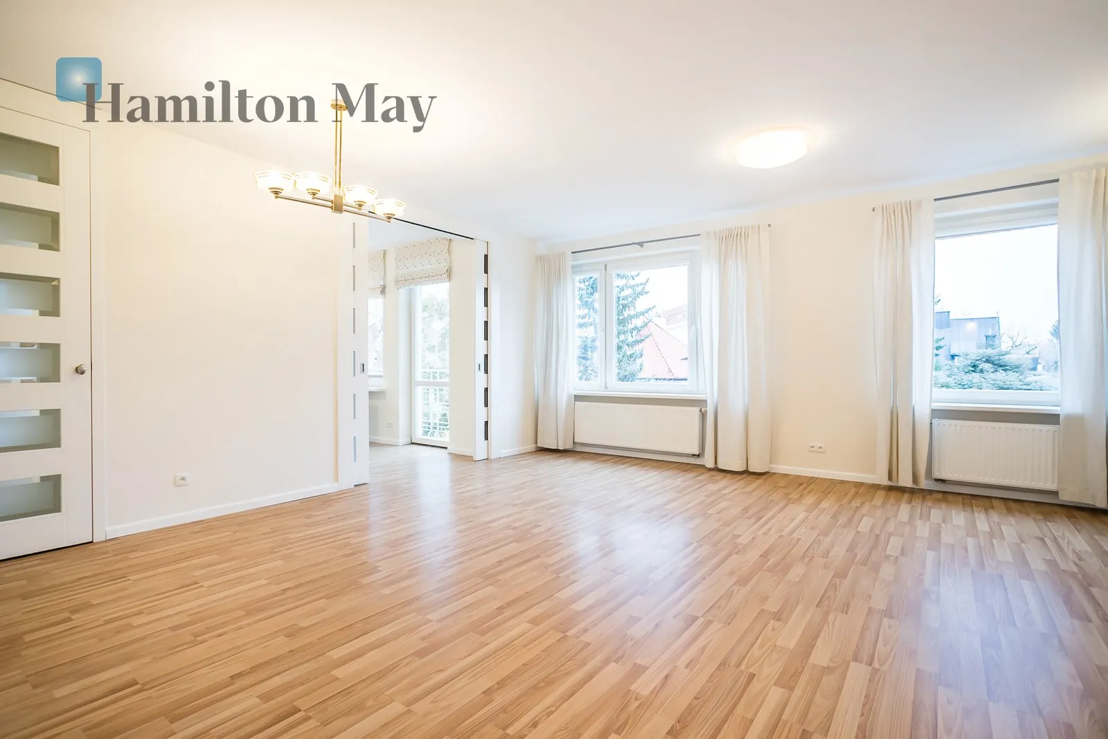 A three-room, very bright, spacious apartment with two comfortable bedrooms in a tenement house in old Mokotów, for sale.
