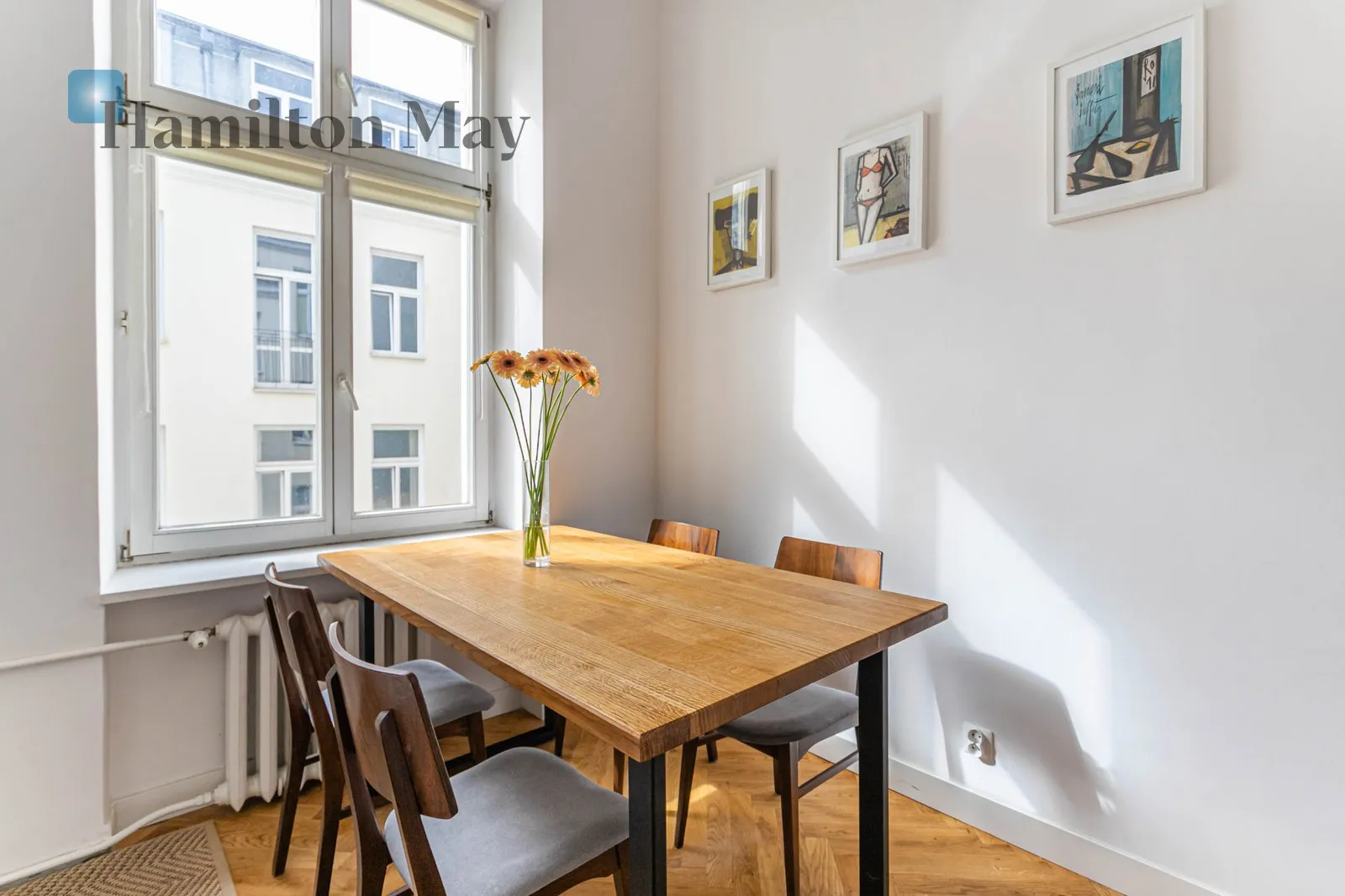 Street: Hoża Region: Śródmieście Subregion: Śródmieście Północne Distance to centre: 0.47 km Level: 4 Price: 4500 PLN Bedrooms: 1 Bathrooms: 1 - slider