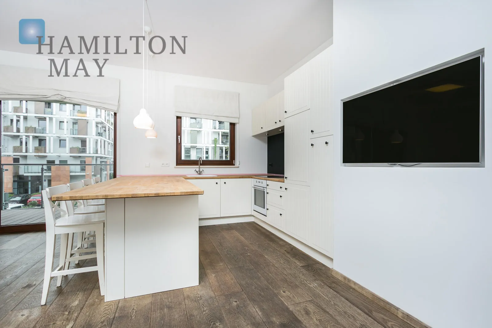 A bright, three-room apartment in the prestigious Eko Park development - slider