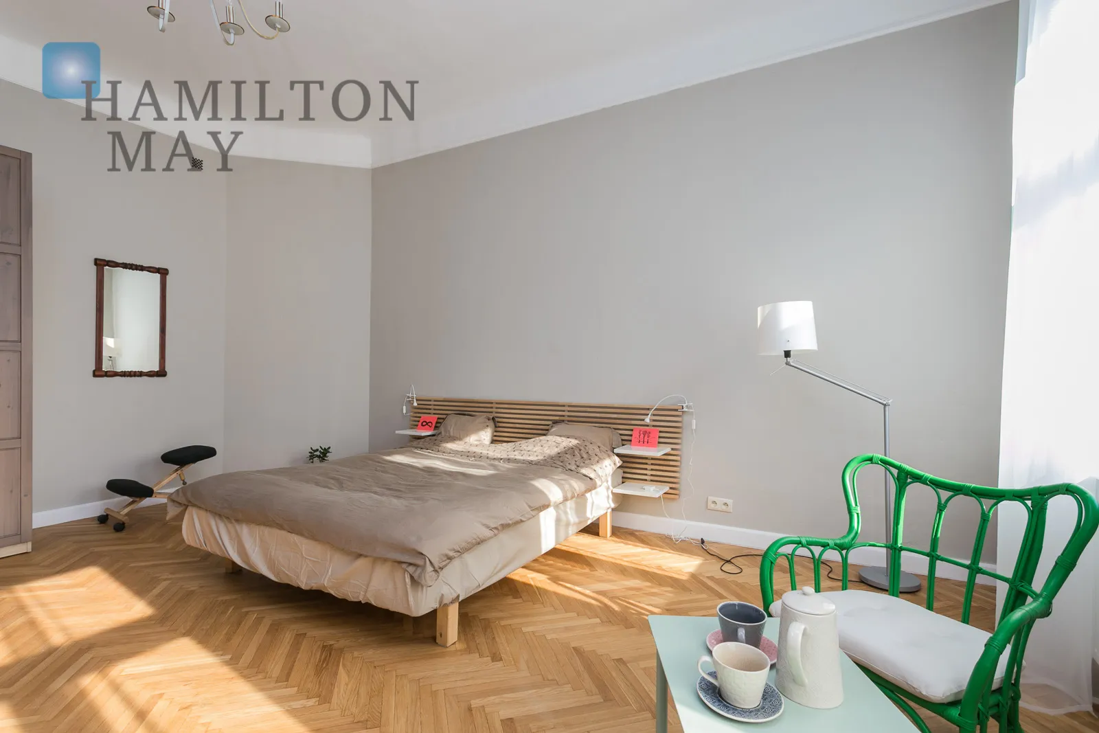 A cozy apartment in a pre-war tenement house in the city center - slider