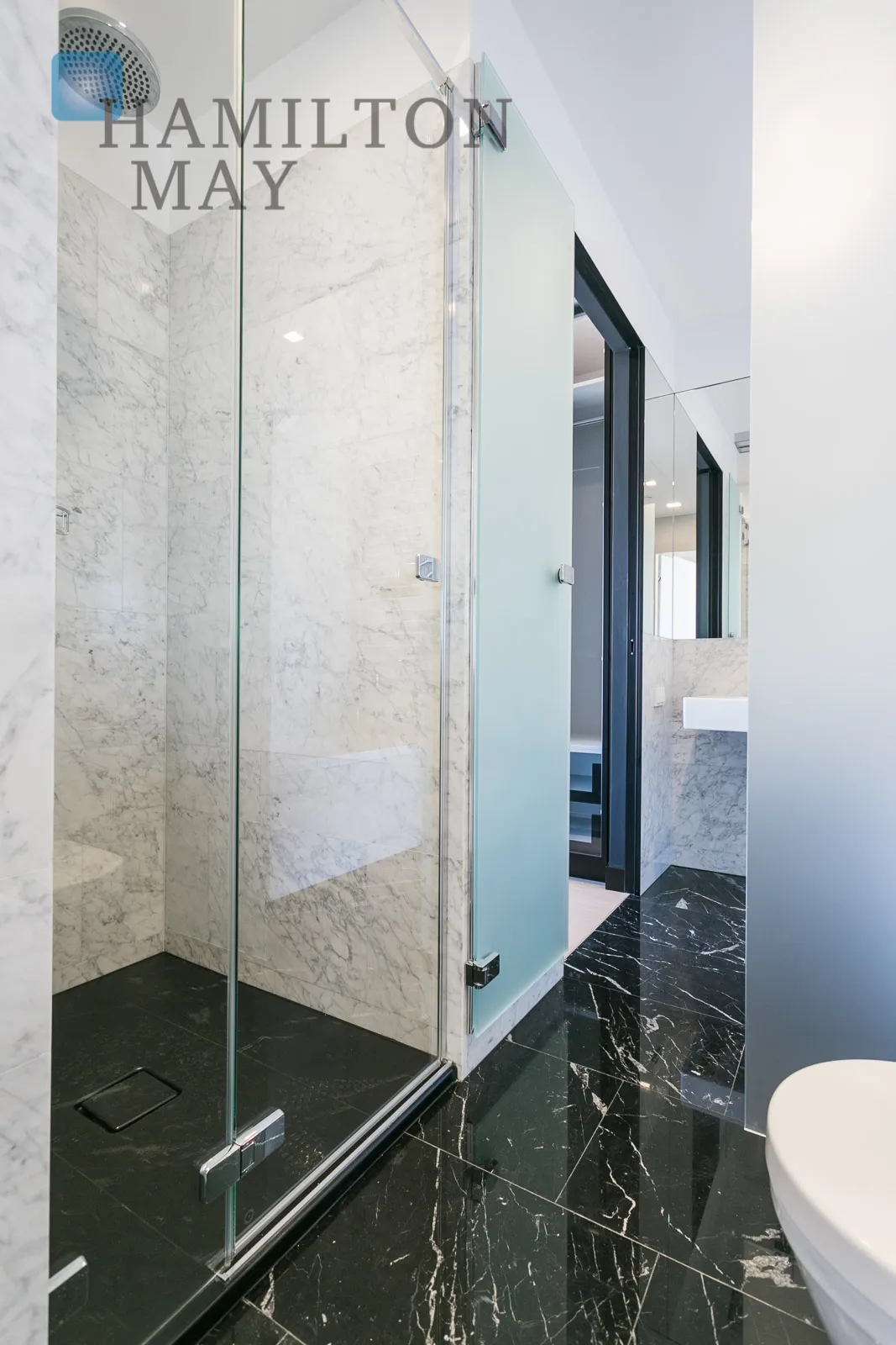 Dwupokojowy apartament w Cosmopolitan Tower z widokiem na pl. Grzybowski - slider