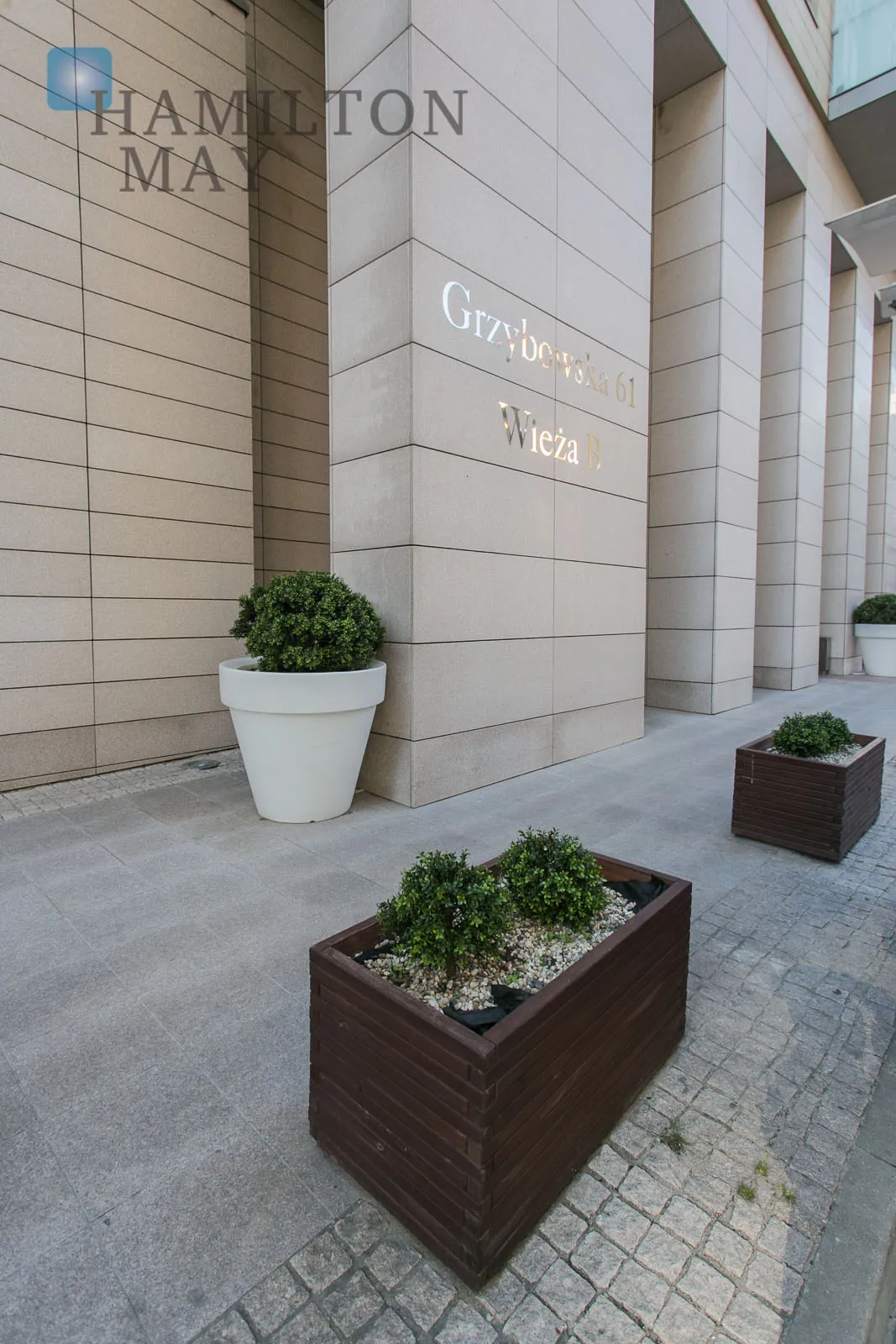 One-bedroom apartment with a large terrace in Platinum Towers on Grzybowska Street - slider