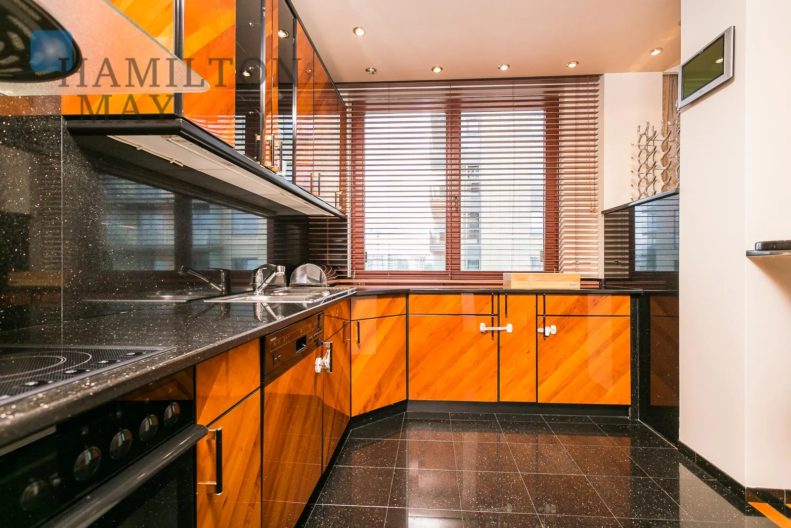 Unique apartment right by the Europejski Square - slider