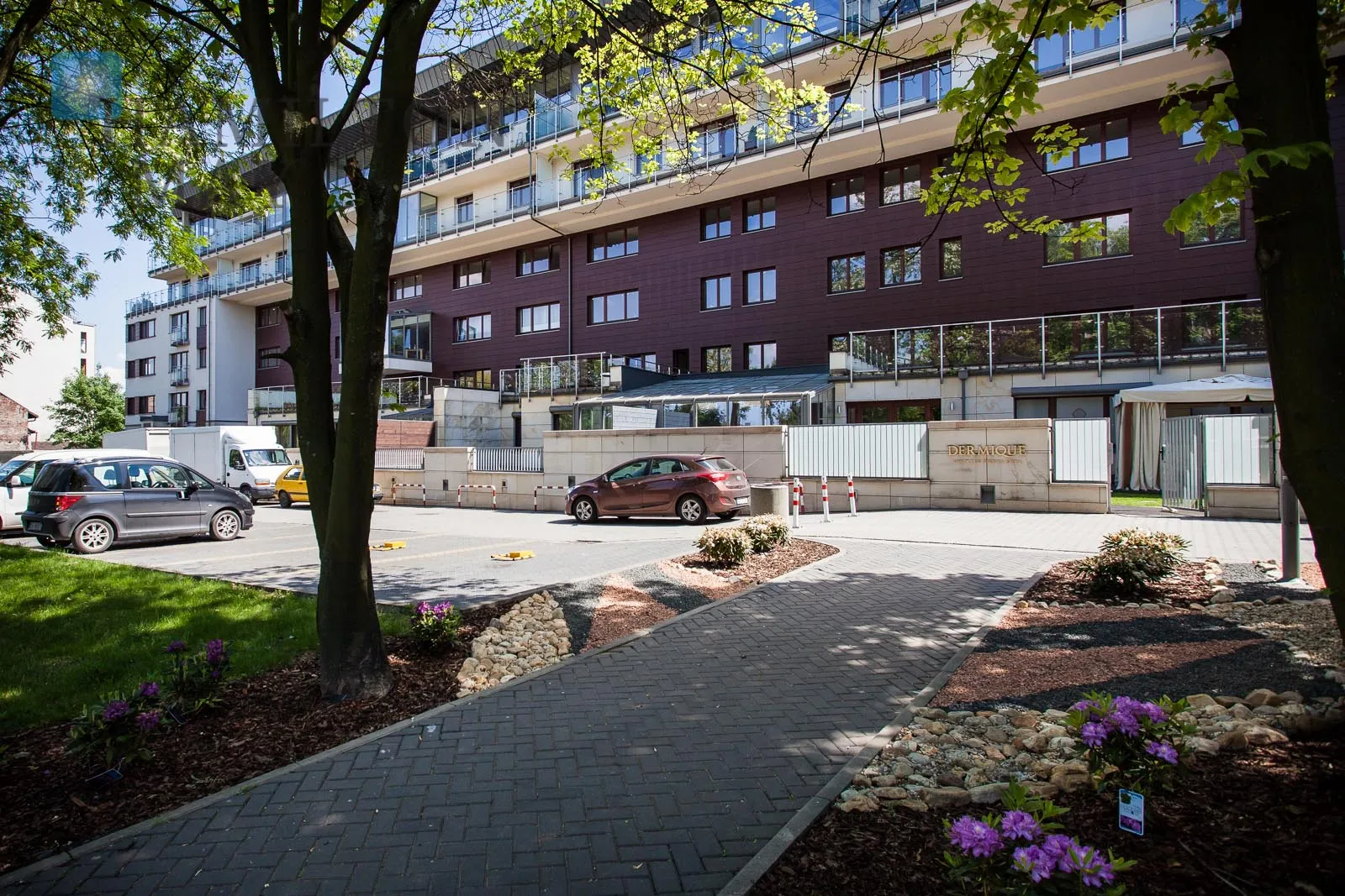 A modern apartment with a terrace in the prestigious Ludwinów development on the Vistula Boulevards - slider