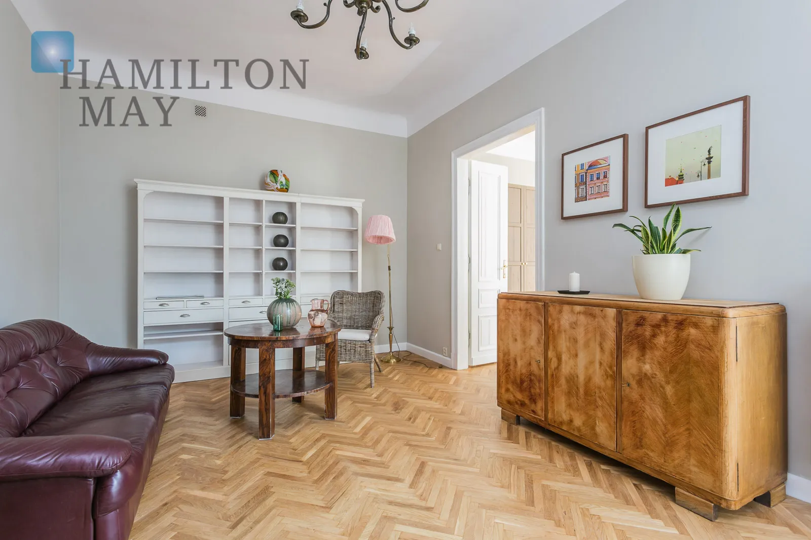 A cozy apartment in a pre-war tenement house in the city center - slider