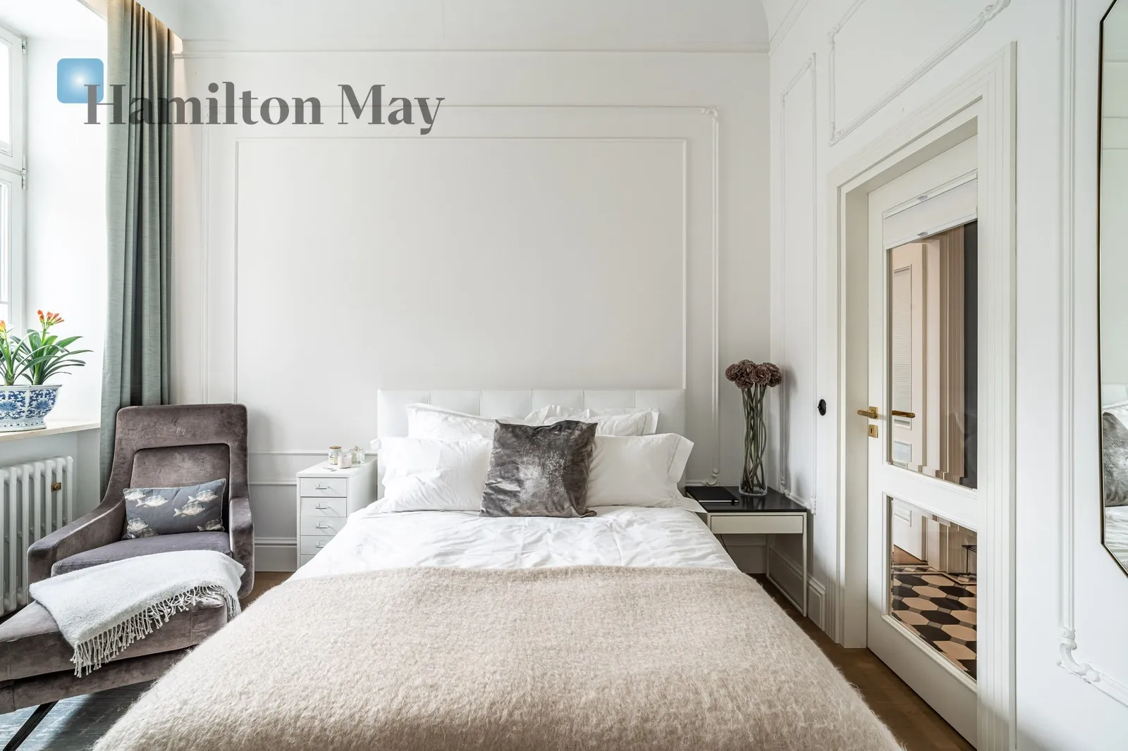 A luxurious apartment in a prestigious tenement house on the Vistula Boulevards - slider