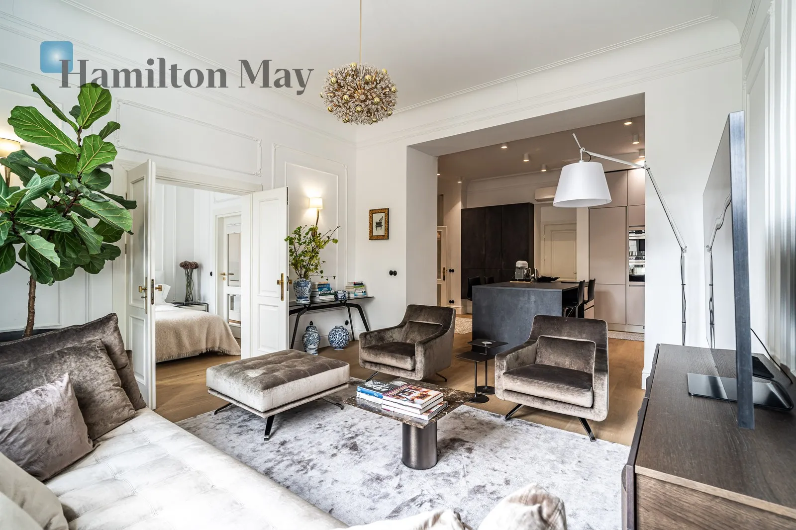 A luxurious apartment in a prestigious tenement house on the Vistula Boulevards - slider