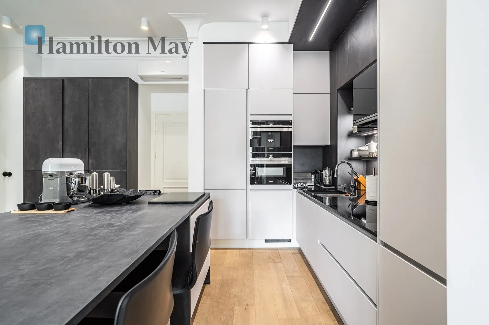 A luxurious apartment in a prestigious tenement house on the Vistula Boulevards - slider