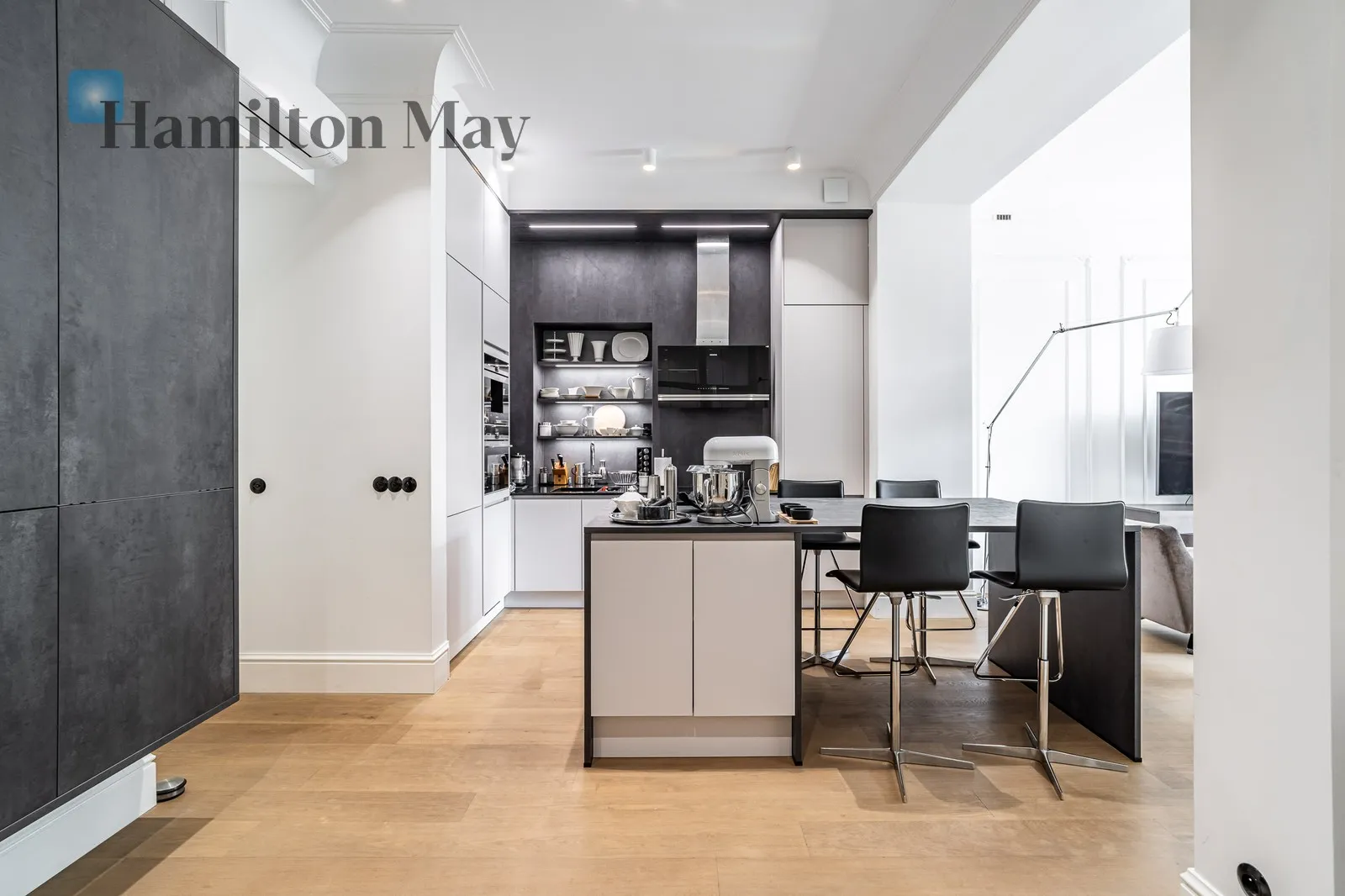 A luxurious apartment in a prestigious tenement house on the Vistula Boulevards - slider