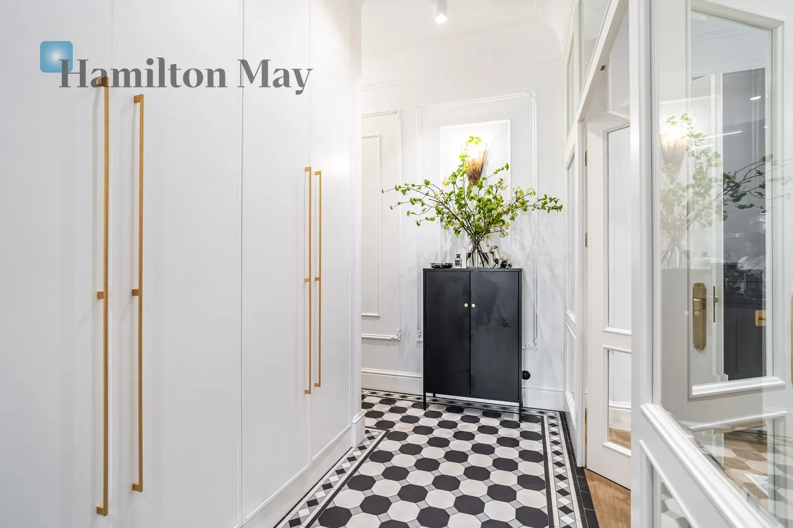 A luxurious apartment in a prestigious tenement house on the Vistula Boulevards - slider