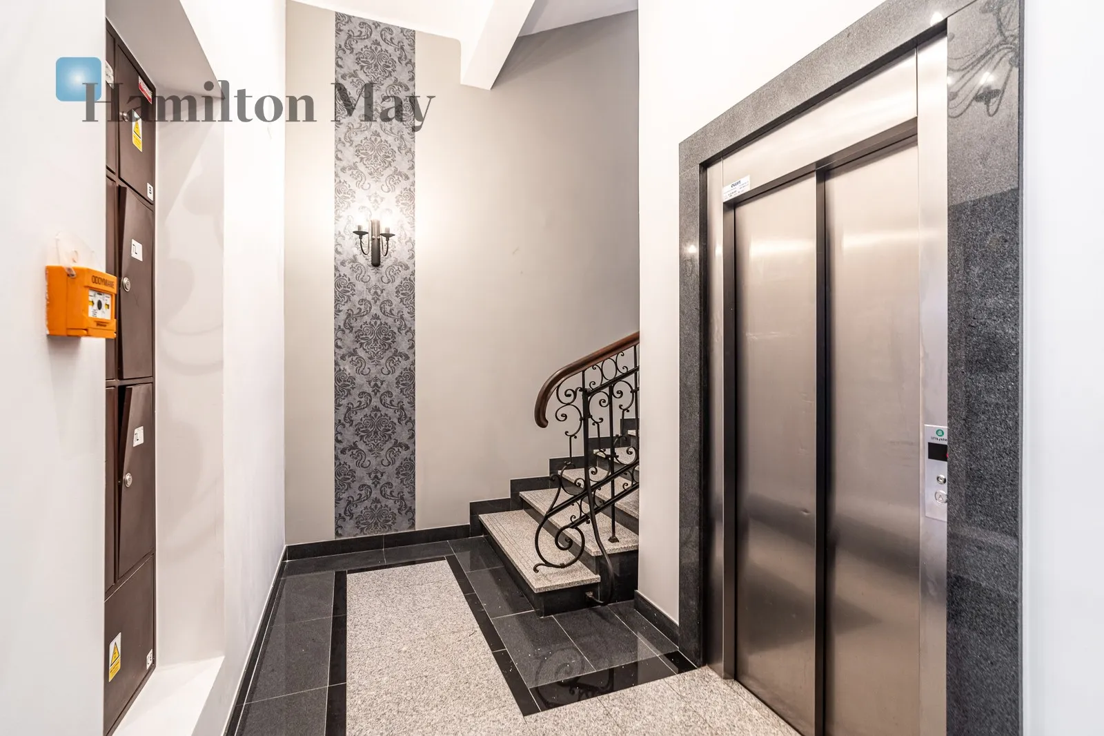 A luxurious apartment in a prestigious tenement house on the Vistula Boulevards - slider