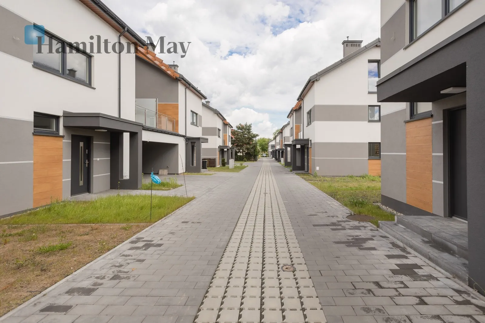 Distance to centre: 6.44 km Price: 2000000 PLN Bedrooms: 4 - slider