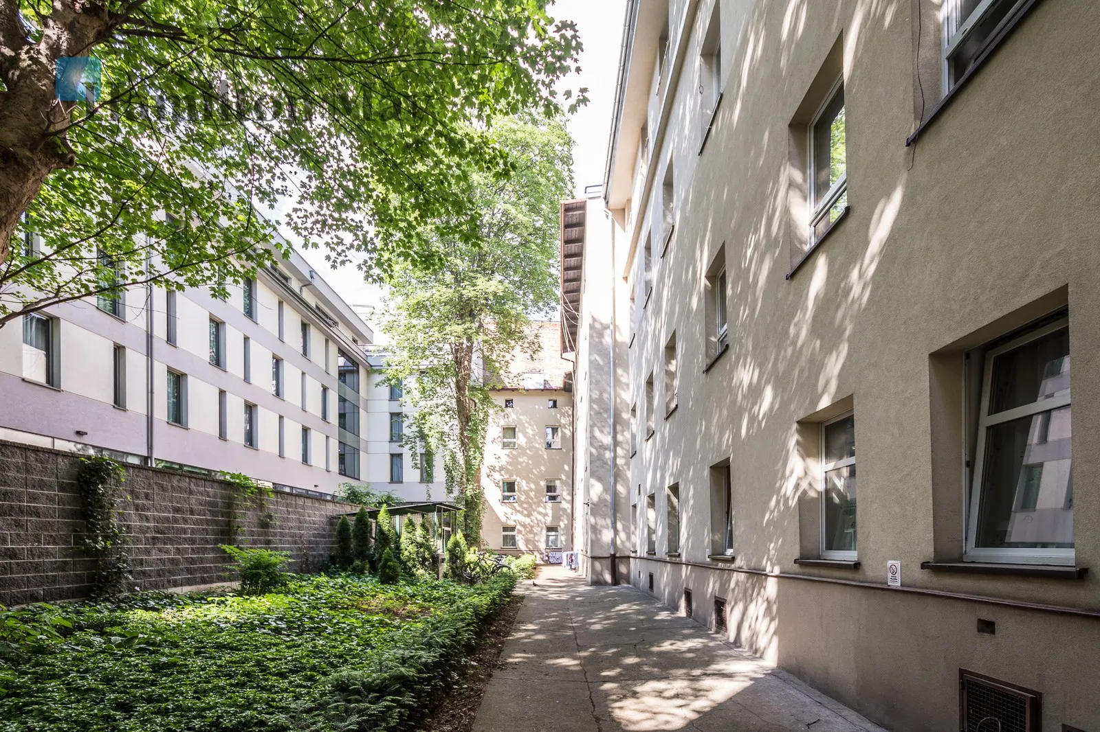 Level: 1 Price: 4500 PLN Bedrooms: 3 Bathrooms: 1 - slider