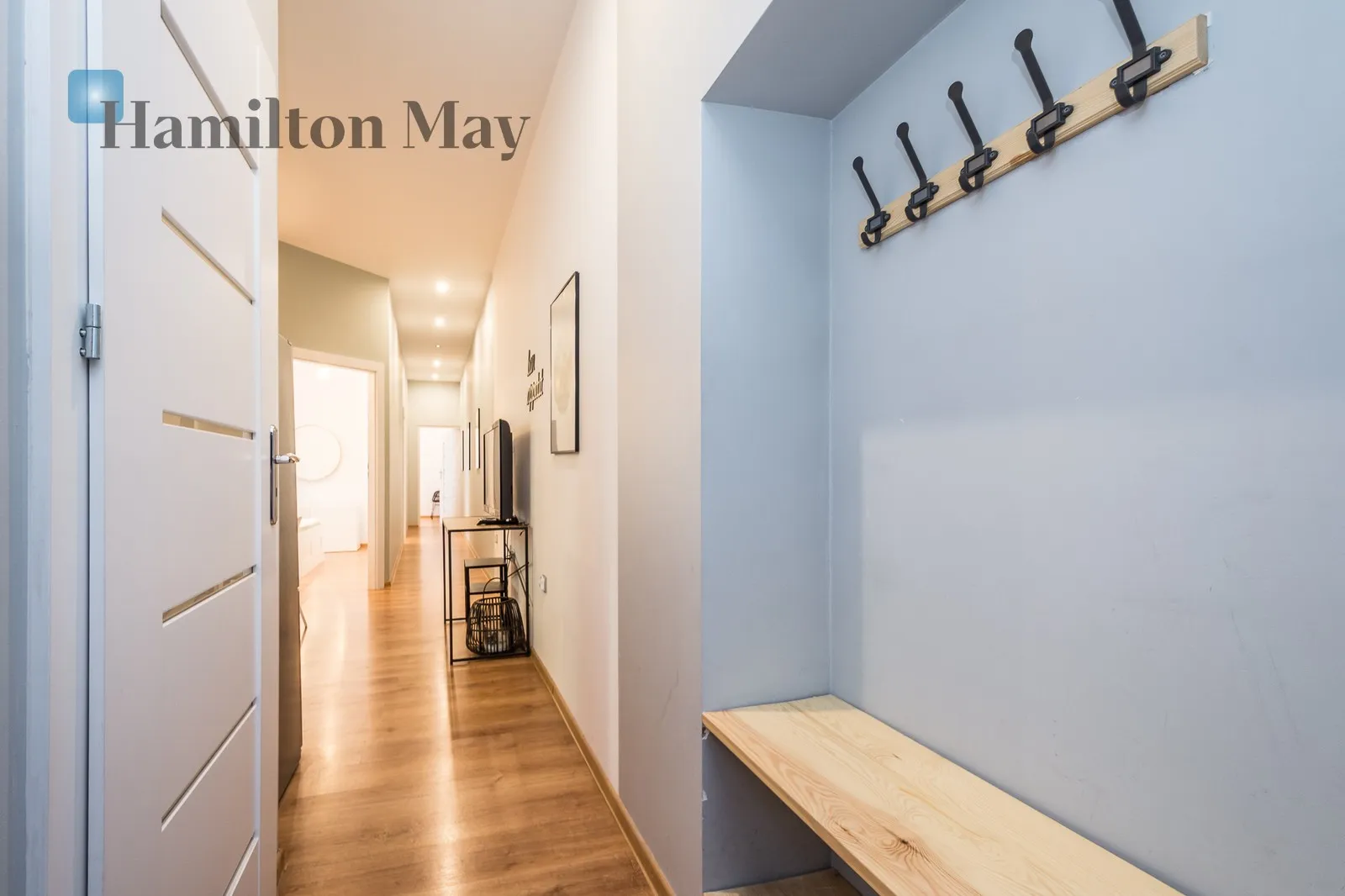 Street: Wielopole Region: Stare Miasto Distance to centre: 0.6 km Level: 1 Price: 4500 PLN Bedrooms: 3 Bathrooms: 1 - slider