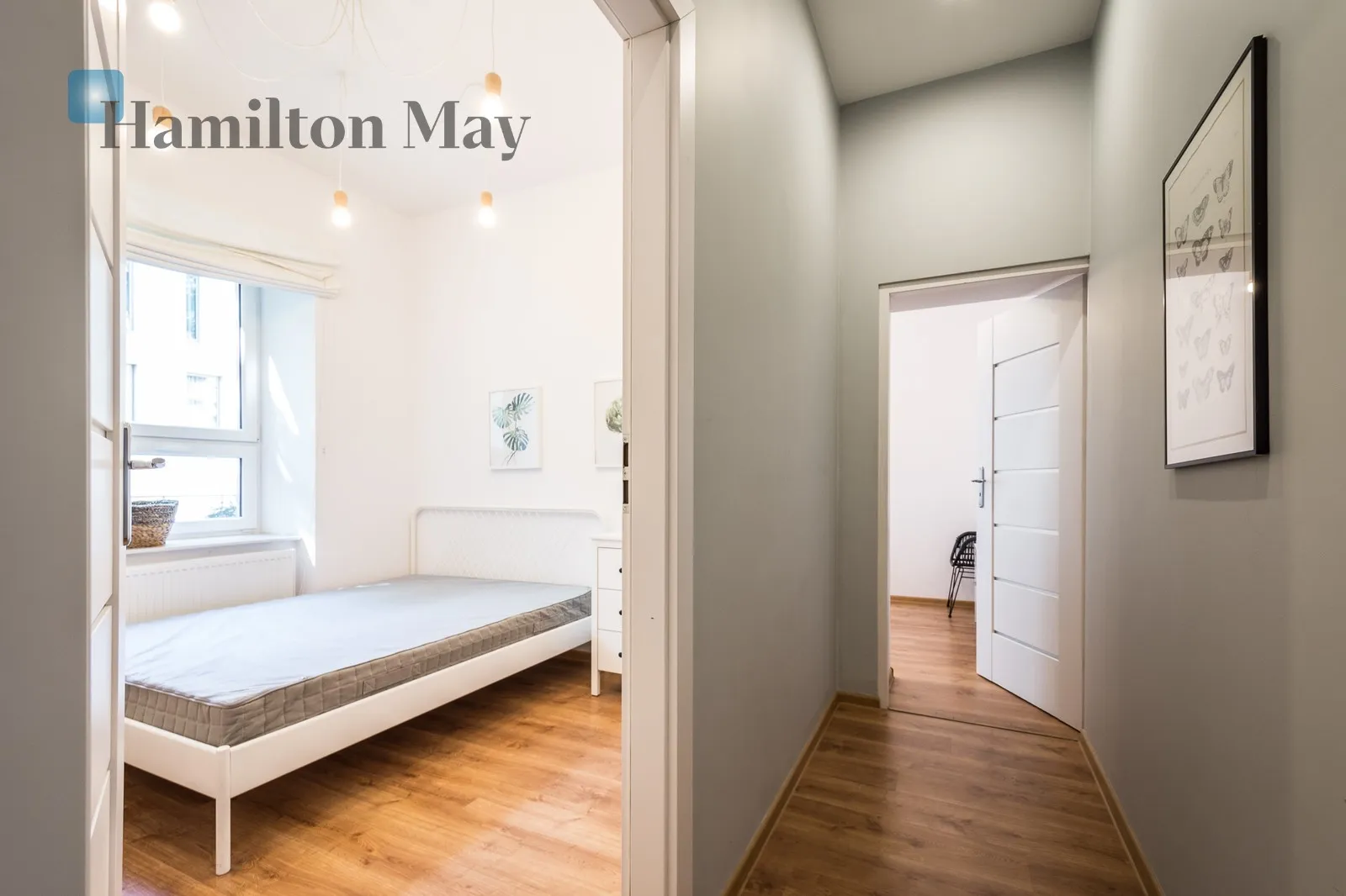 Region: Stare Miasto Distance to centre: 0.6 km Level: 1 Price: 4500 PLN Bedrooms: 3 - slider