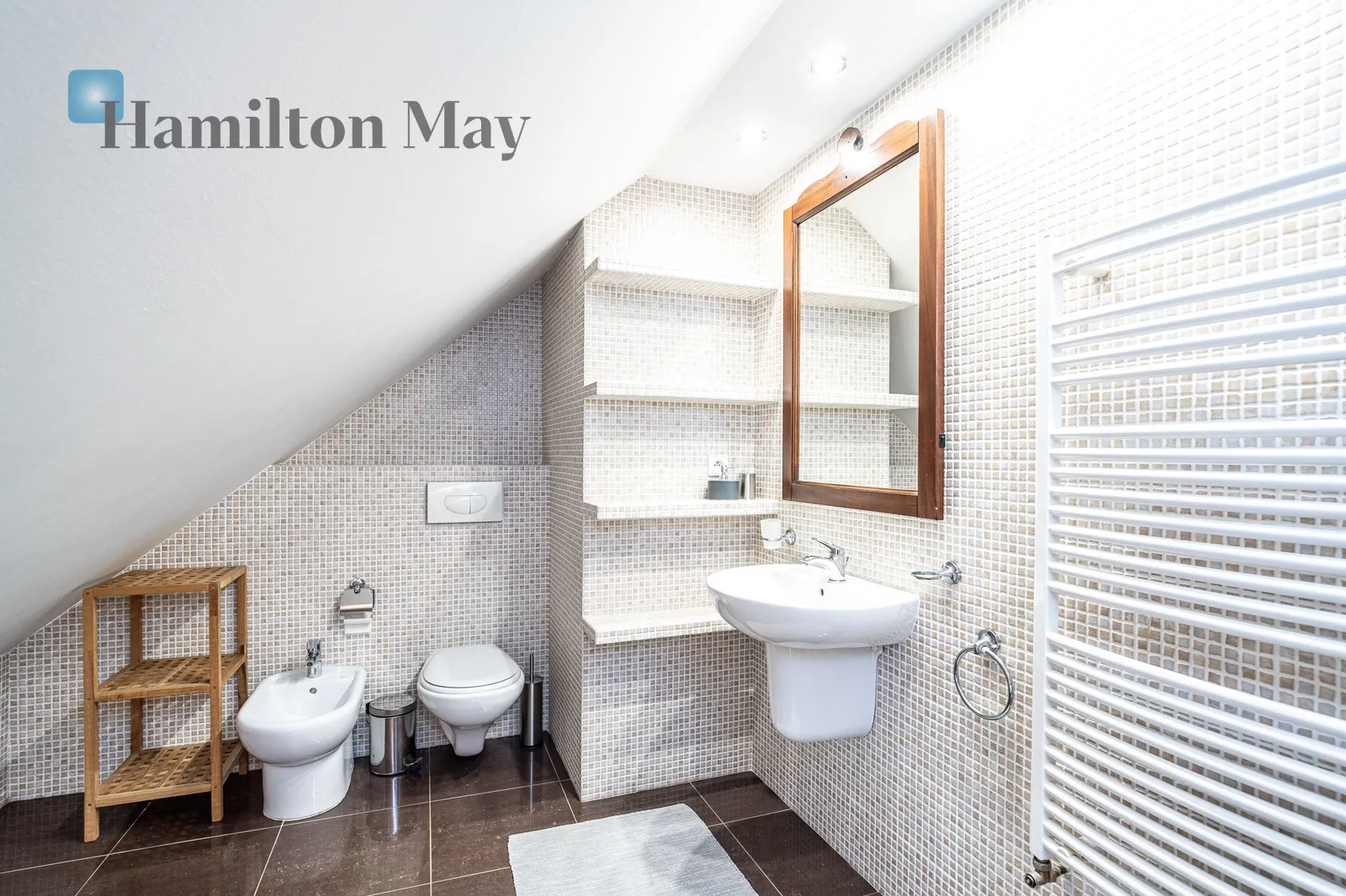 Distance to centre: 7.77 km Level: 1 Price: 5500 PLN Bedrooms: 3 Bathrooms: 2 - slider