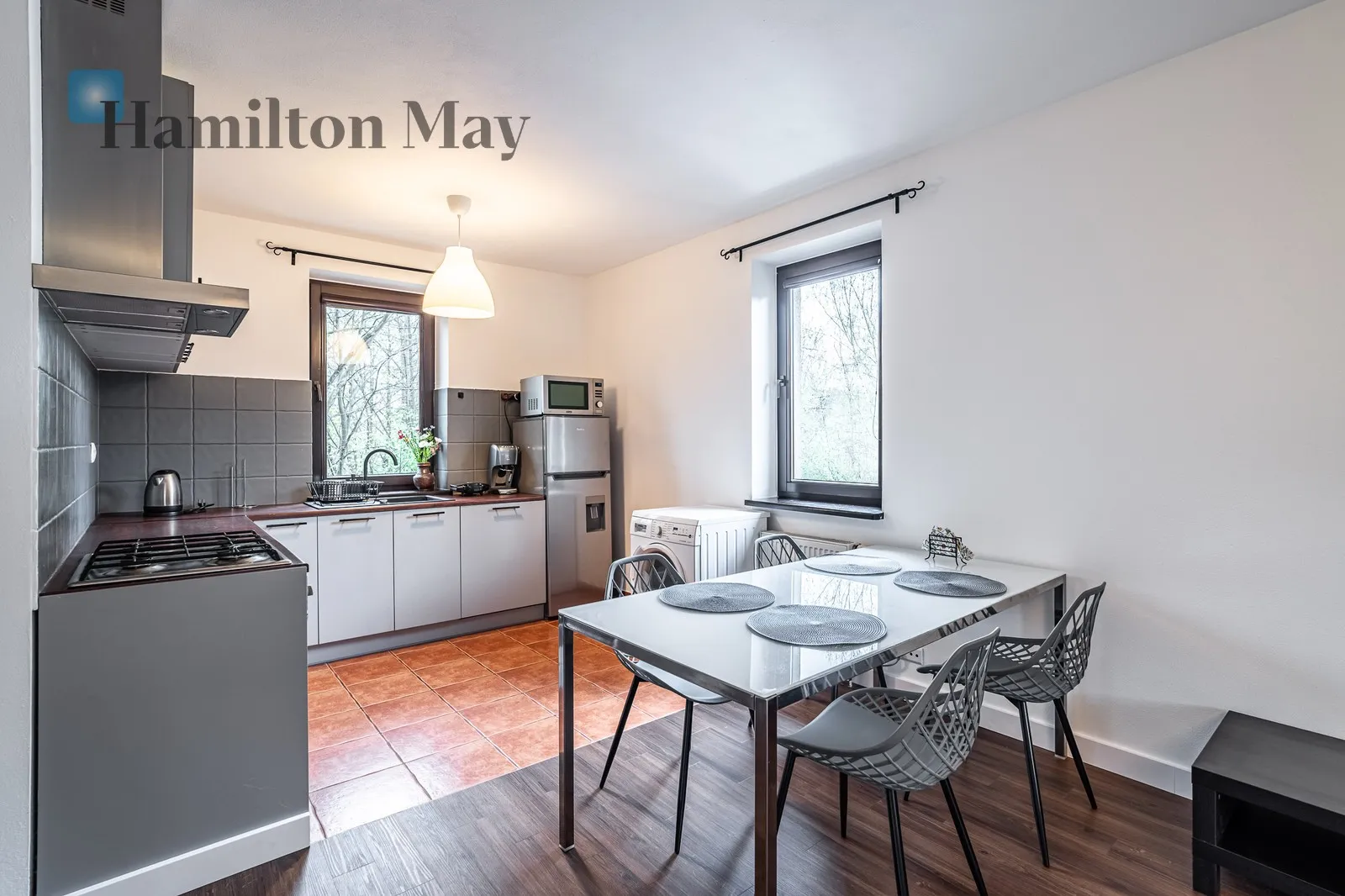 City: Kraków Street: Lasogórska Region: Swoszowice Distance to centre: 7.77 km Level: 1 Price: 5500 PLN Bedrooms: 3 - slider