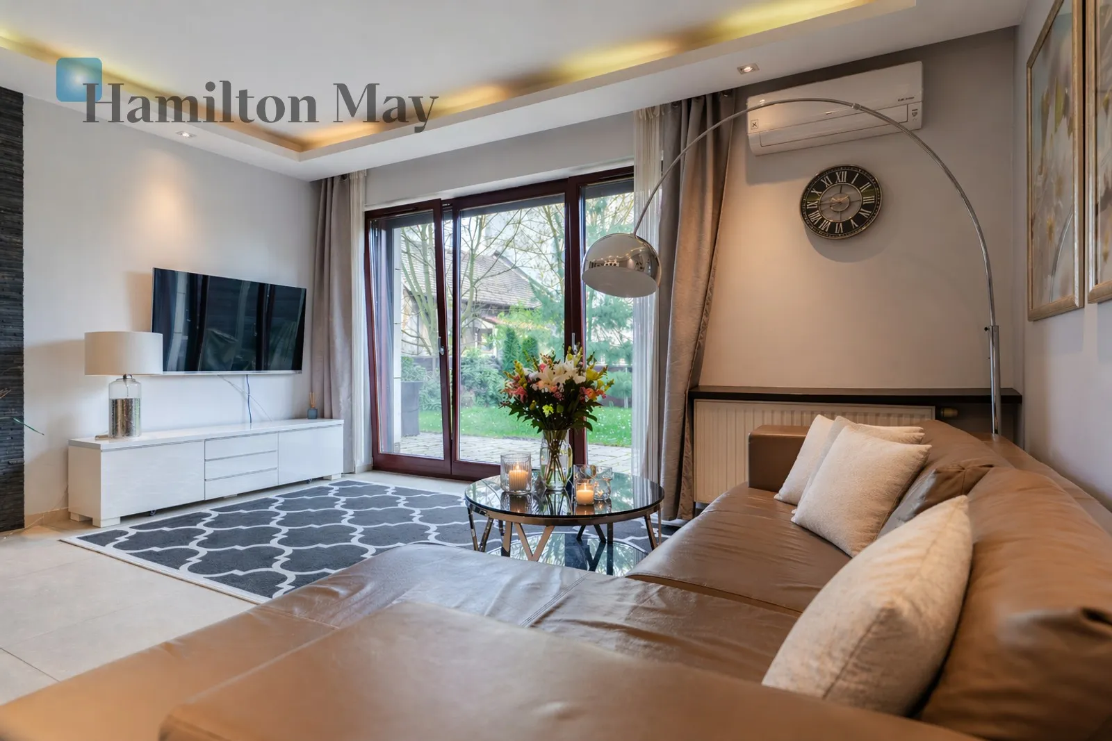 A spacious apartment with a garden by the Vistula River - slider