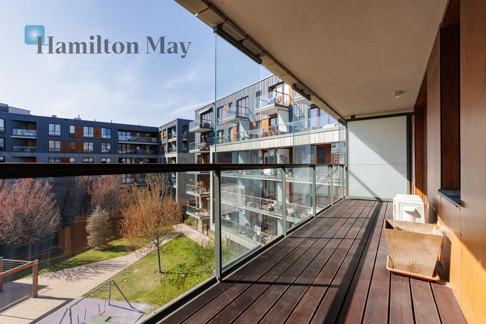 Distance to centre: 5.28 km Level: 3 Price: 7500 PLN Bedrooms: 2 Bathrooms: 2 Size: 92m2 Price/m2: 82 PLN - slider