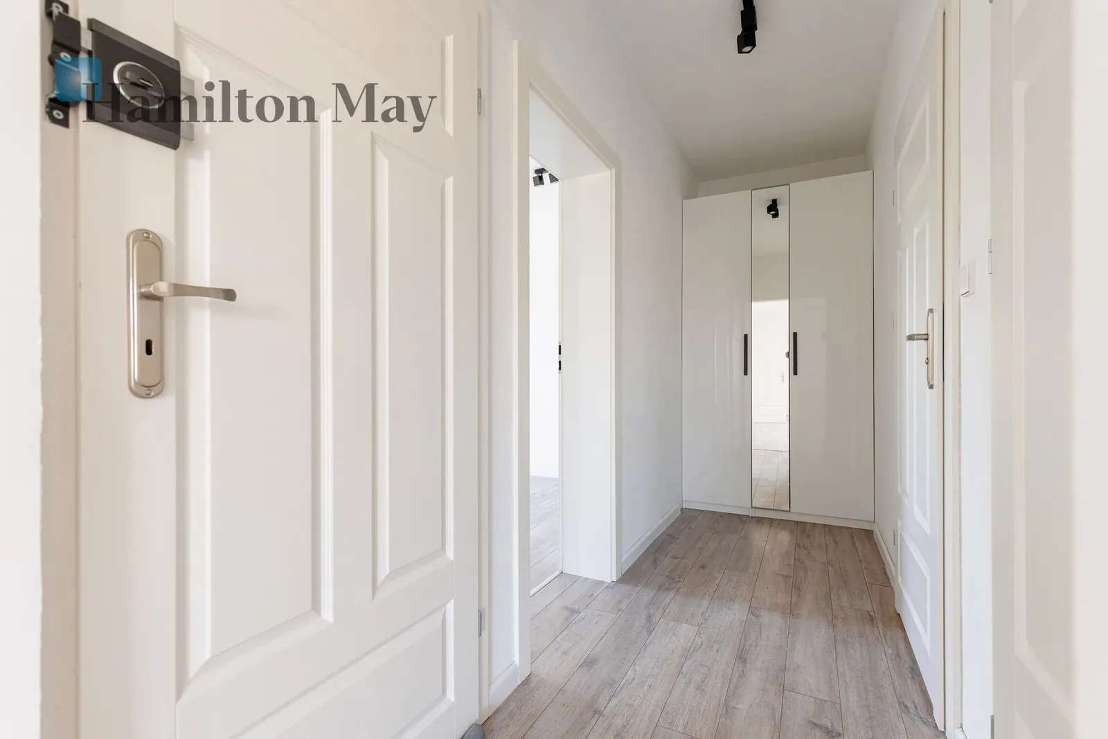 Modern, spacious apartment in the green part of Wawer.

 - slider