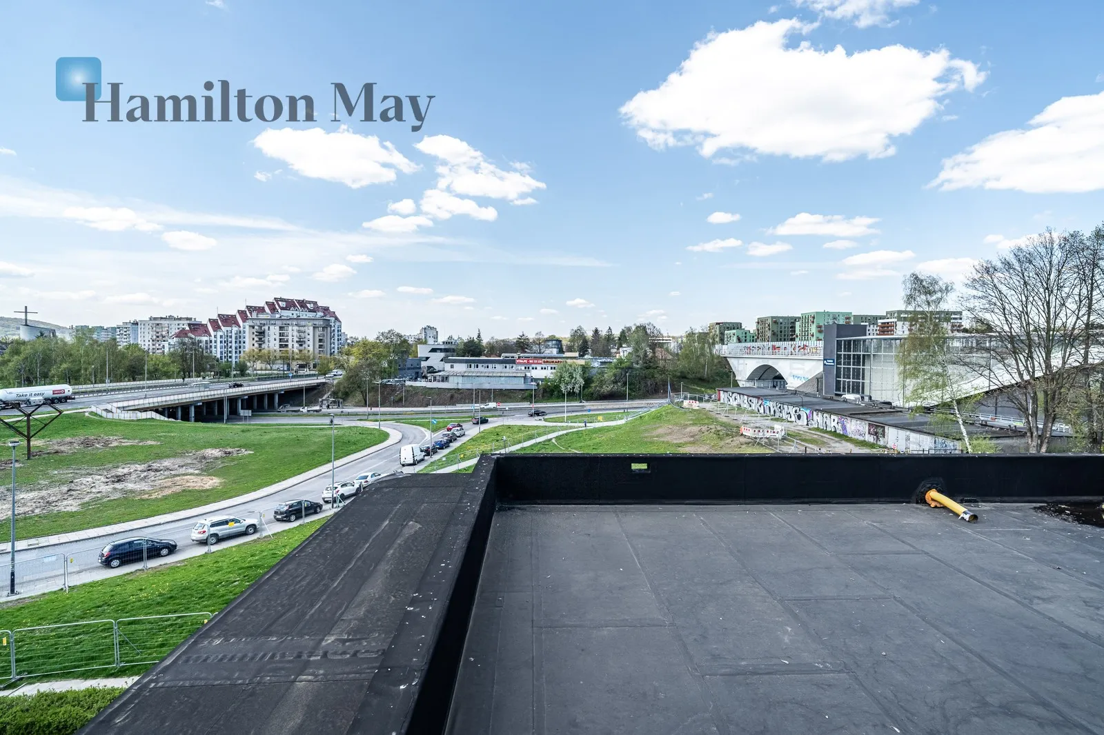 Distance to centre: 3.9 km Level: 2 Price: 3600000 PLN Bedrooms: 4 Bathrooms: 3 Size: 152.5m2 - slider