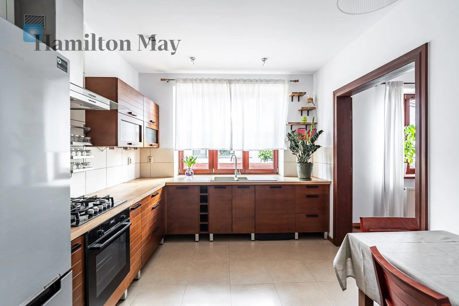 Distance to centre: 3.17 km Price: 2900000 PLN Bedrooms: 4 Bathrooms: 3 Plot size: 420m2 Price/m2: 13810 PLN - slider