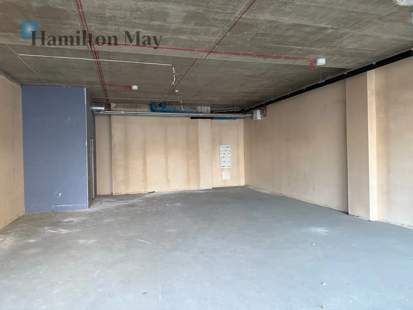 Modern service premises with parking - slider