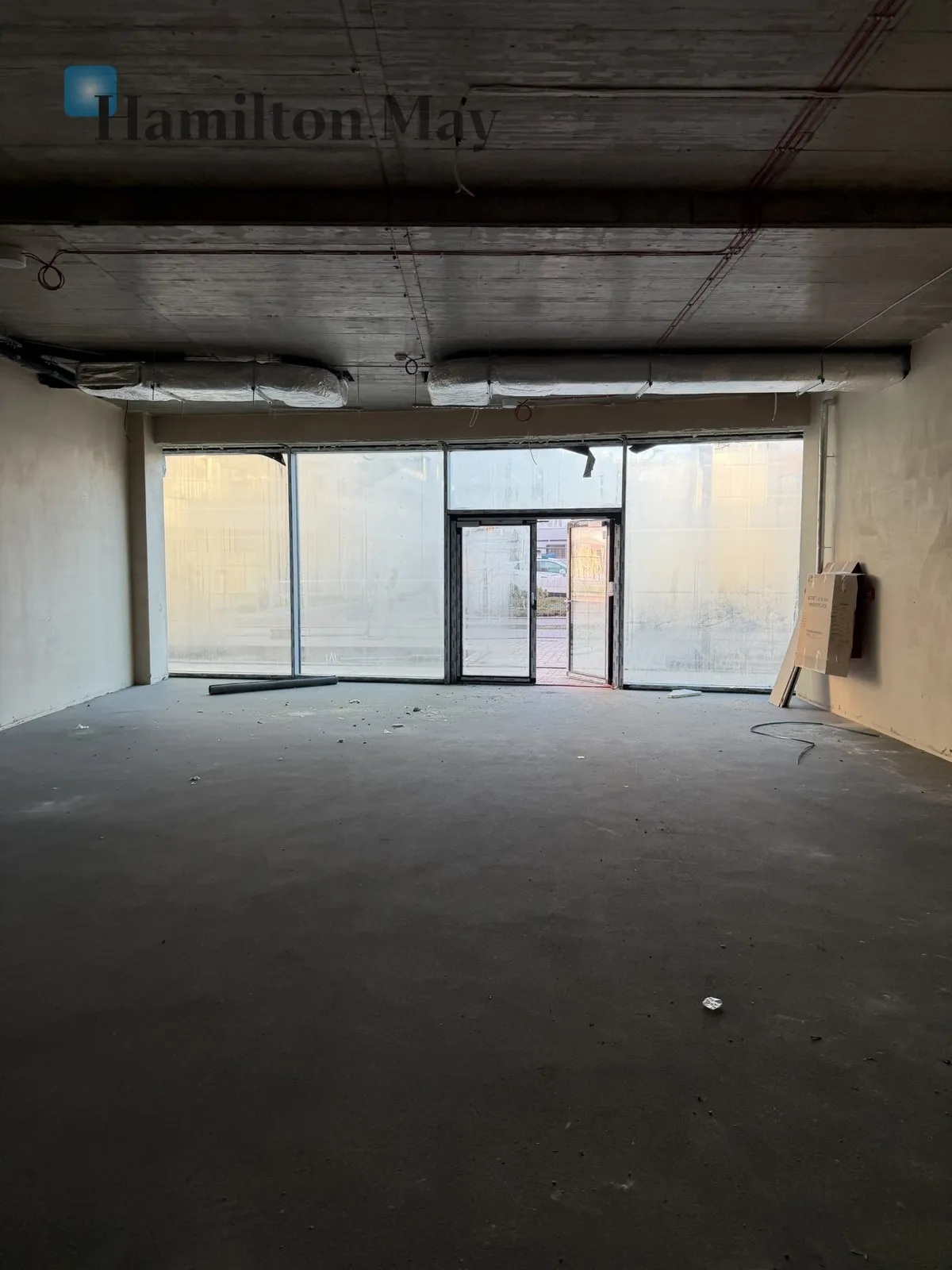 Modern service premises with parking - slider