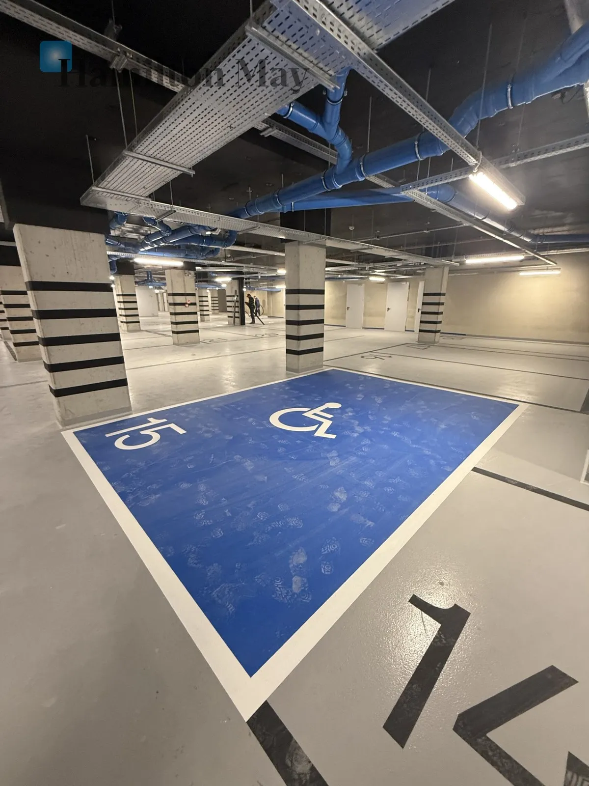 Modern service premises with parking - slider