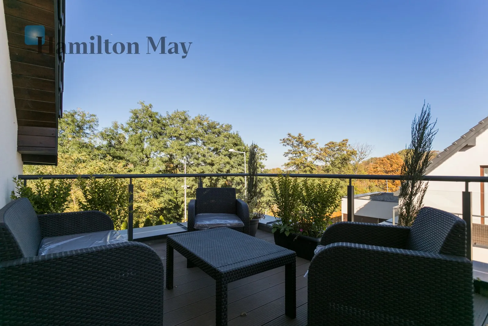 Distance to centre: 13.89 km Level: -9 Price: 9000 PLN - slider