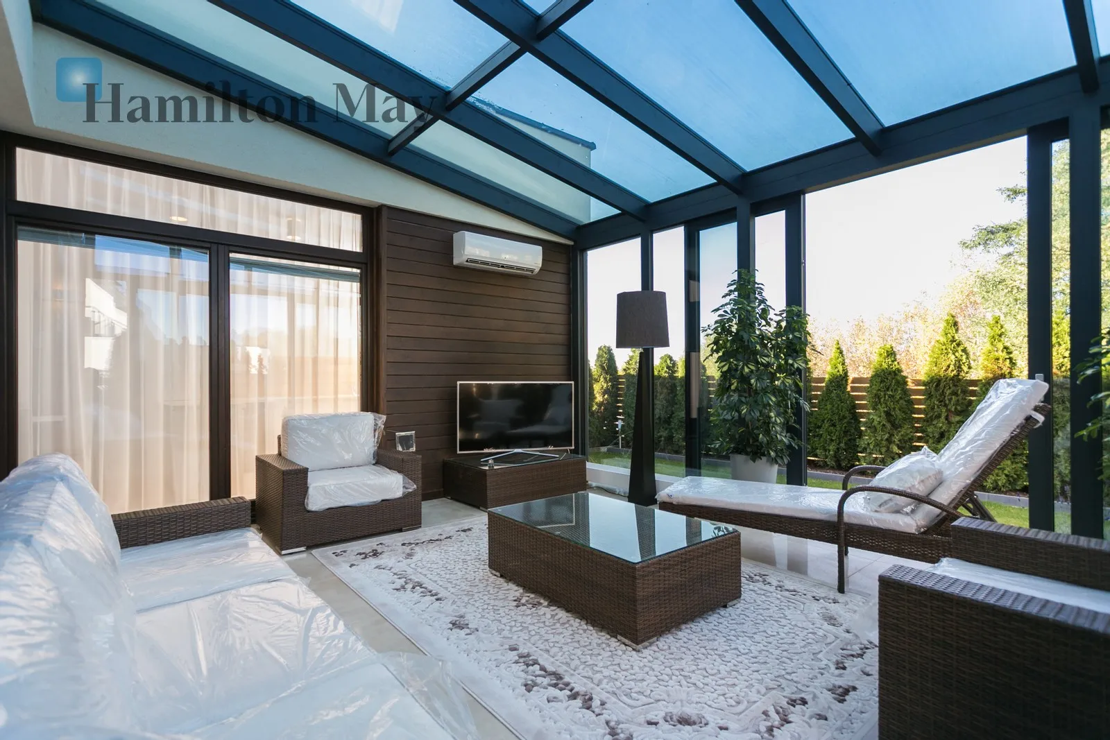 City: Mogilany Street: Parkowe Wzgórze Region: Mogilany Distance to centre: 13.89 km Level: -9 Price: 9000 PLN Bedrooms: 3 Bathrooms: 2 - slider