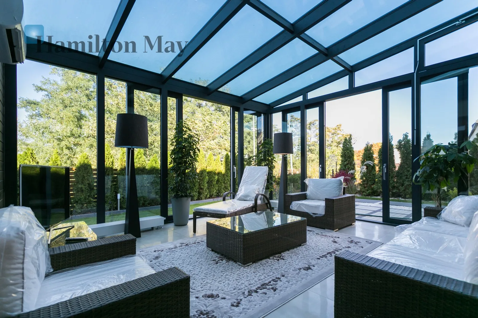 City: Mogilany Street: Parkowe Wzgórze Region: Mogilany Distance to centre: 13.89 km Level: -9 Price: 9000 PLN Bedrooms: 3 Bathrooms: 2 Plot size: 420m2 Price/m2: 64 PLN - slider