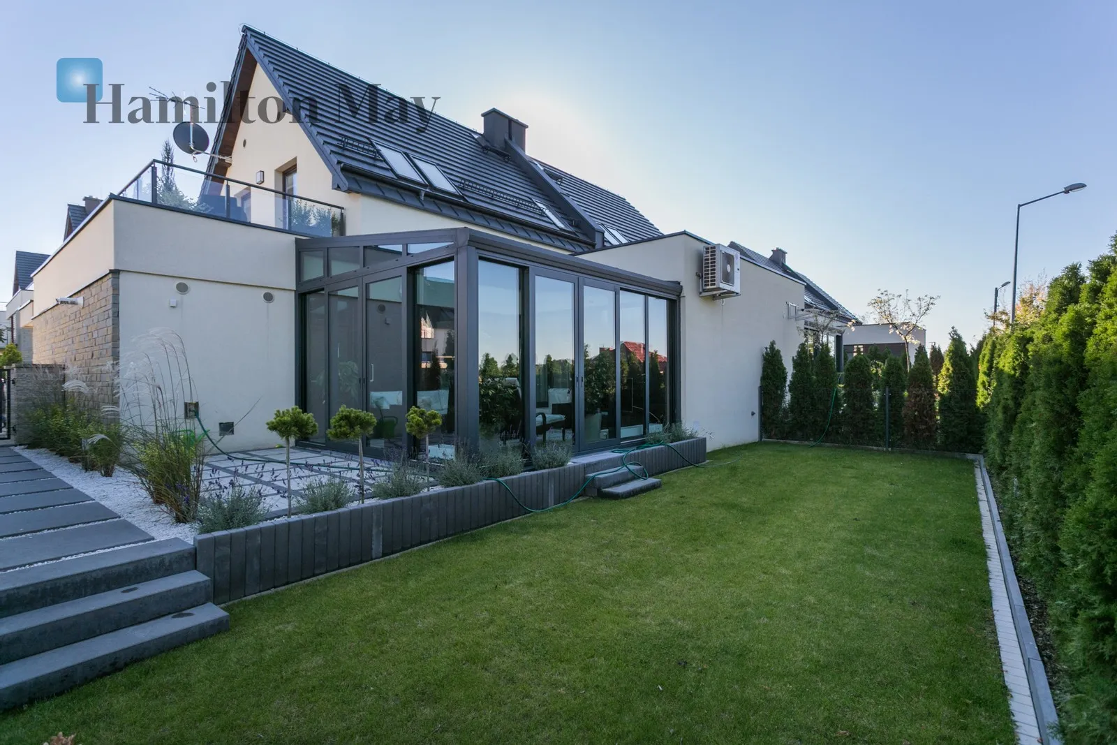 Street: Parkowe Wzgórze Region: Mogilany Distance to centre: 13.89 km Level: -9 Price: 9000 PLN Bedrooms: 3 Bathrooms: 2 Plot size: 420m2 Price/m2: 64 PLN - slider