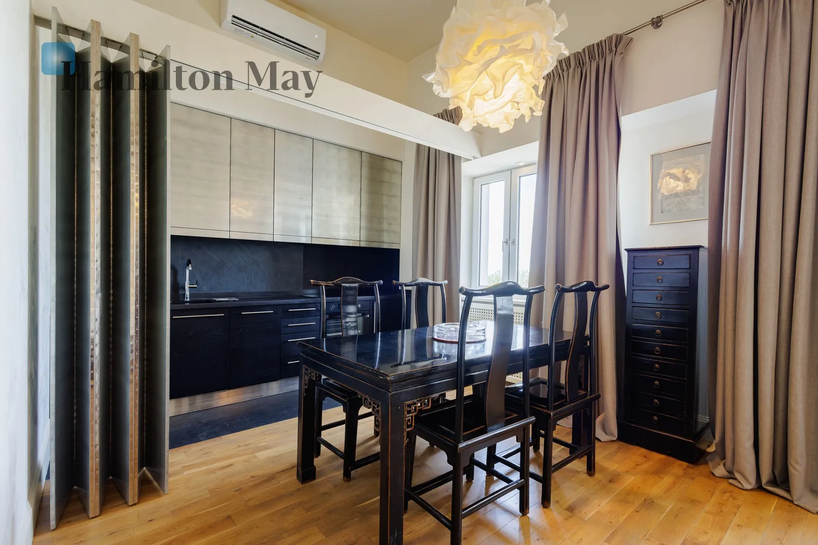 Street: Ogrodowa Region: Warszawa Distance to centre: 1.88 km Level: 10 Price: 7800 PLN Bedrooms: 2 Bathrooms: 1 - slider