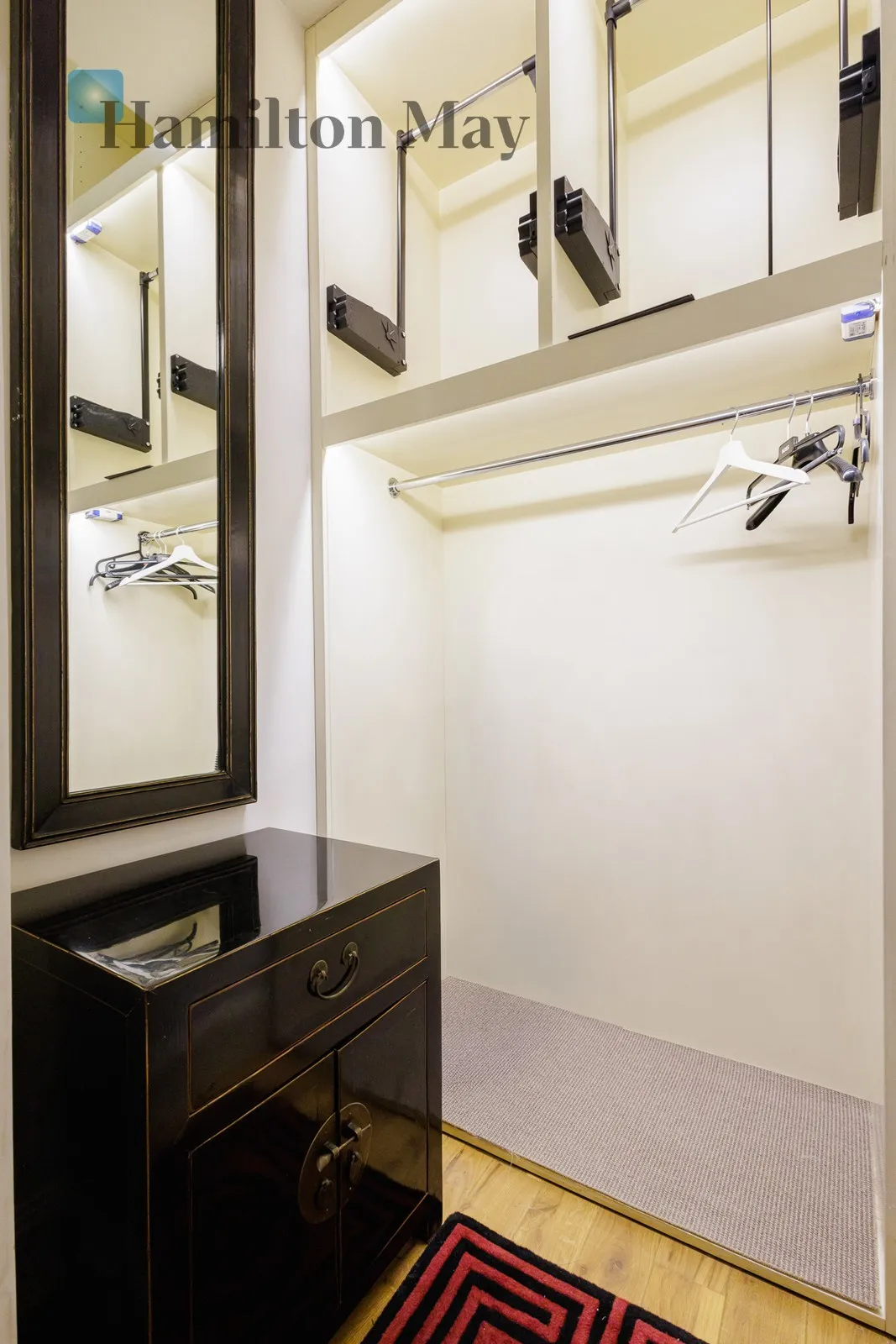 Level: 10 Price: 7800 PLN Bedrooms: 2 Bathrooms: 1 Size: 80m2 Price/m2: 98 PLN - slider