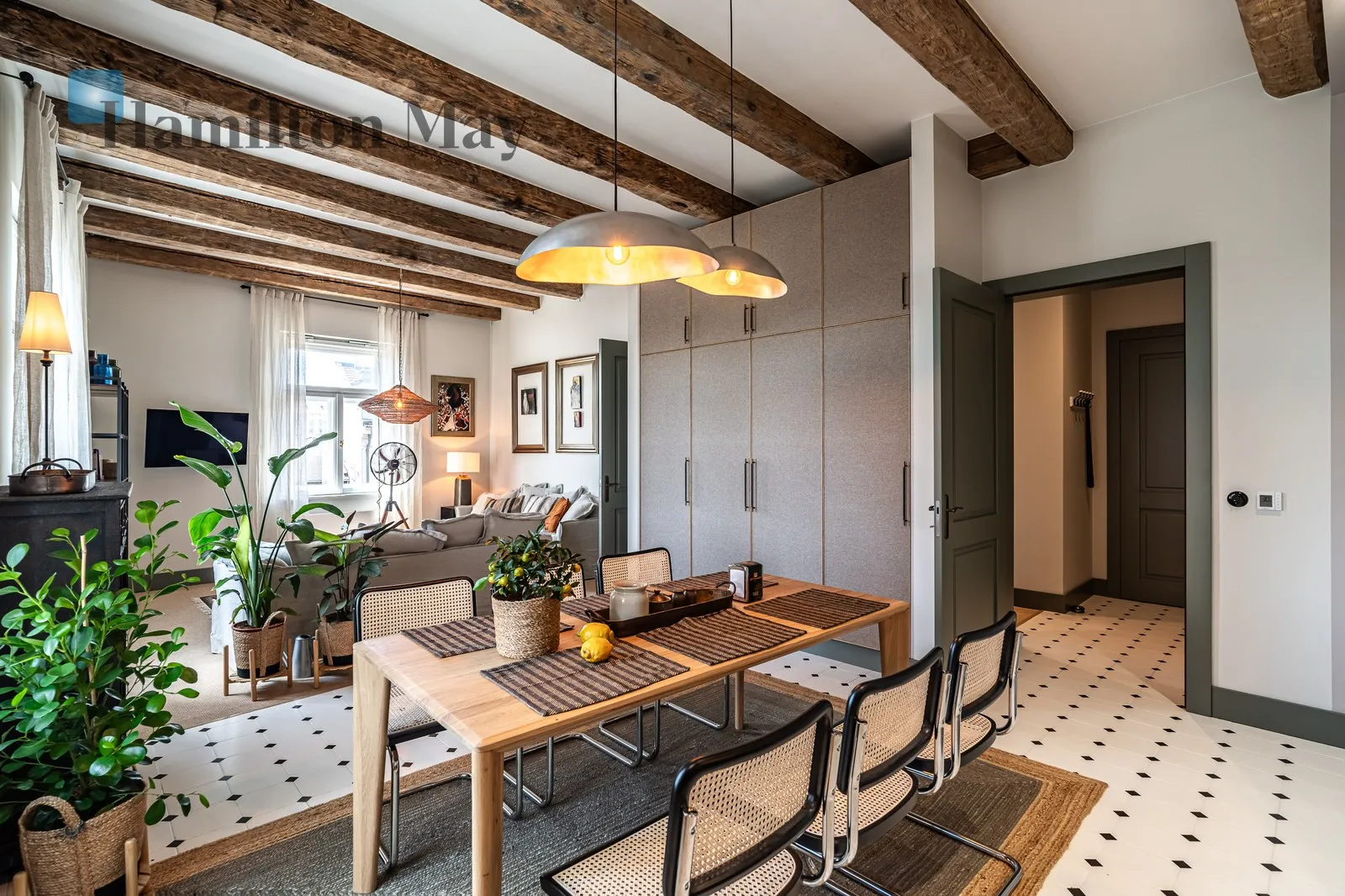 Street: plac Dominikański Region: Stare Miasto Distance to centre: 0.29 km Level: 3 Price: 6900 PLN Bedrooms: 1 Bathrooms: 2 Size: 71m2 - slider
