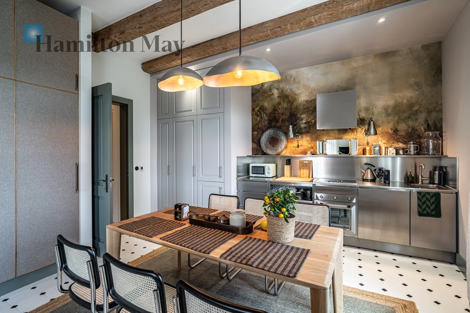 City: Kraków Street: plac Dominikański Region: Stare Miasto Distance to centre: 0.29 km Level: 3 Price: 6900 PLN Bedrooms: 1 - slider