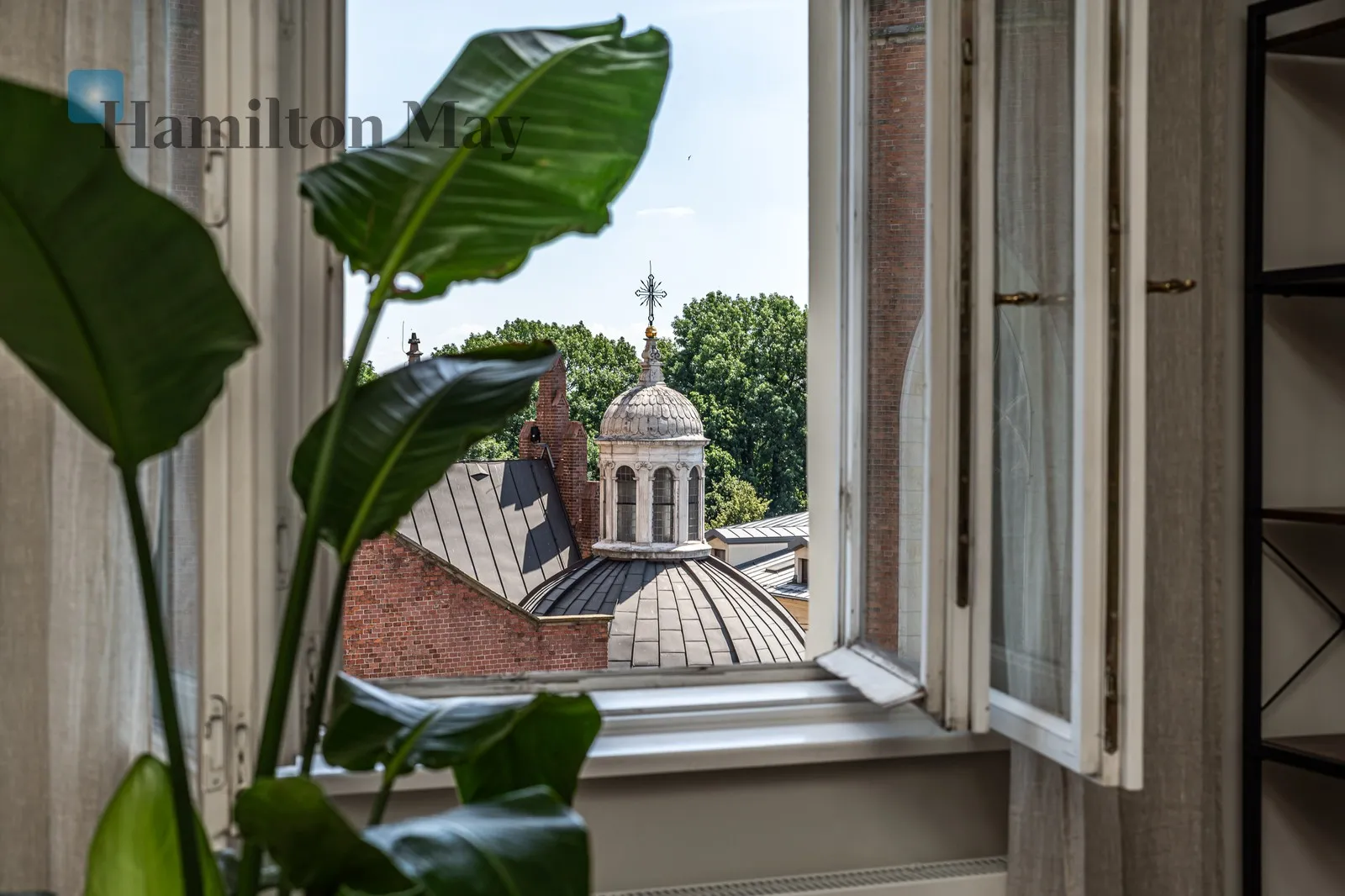 City: Kraków Street: plac Dominikański Region: Stare Miasto Distance to centre: 0.29 km Level: 3 Price: 6900 PLN Bedrooms: 1 Bathrooms: 2 Size: 71m2 - slider
