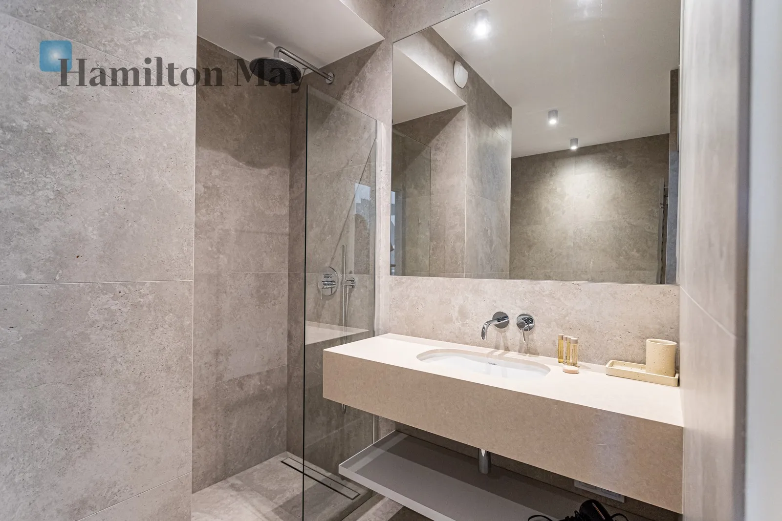Subregion: Czyste Distance to centre: 3.2 km Level: 1 Price: 15100 PLN Bedrooms: 3 Bathrooms: 3 - slider