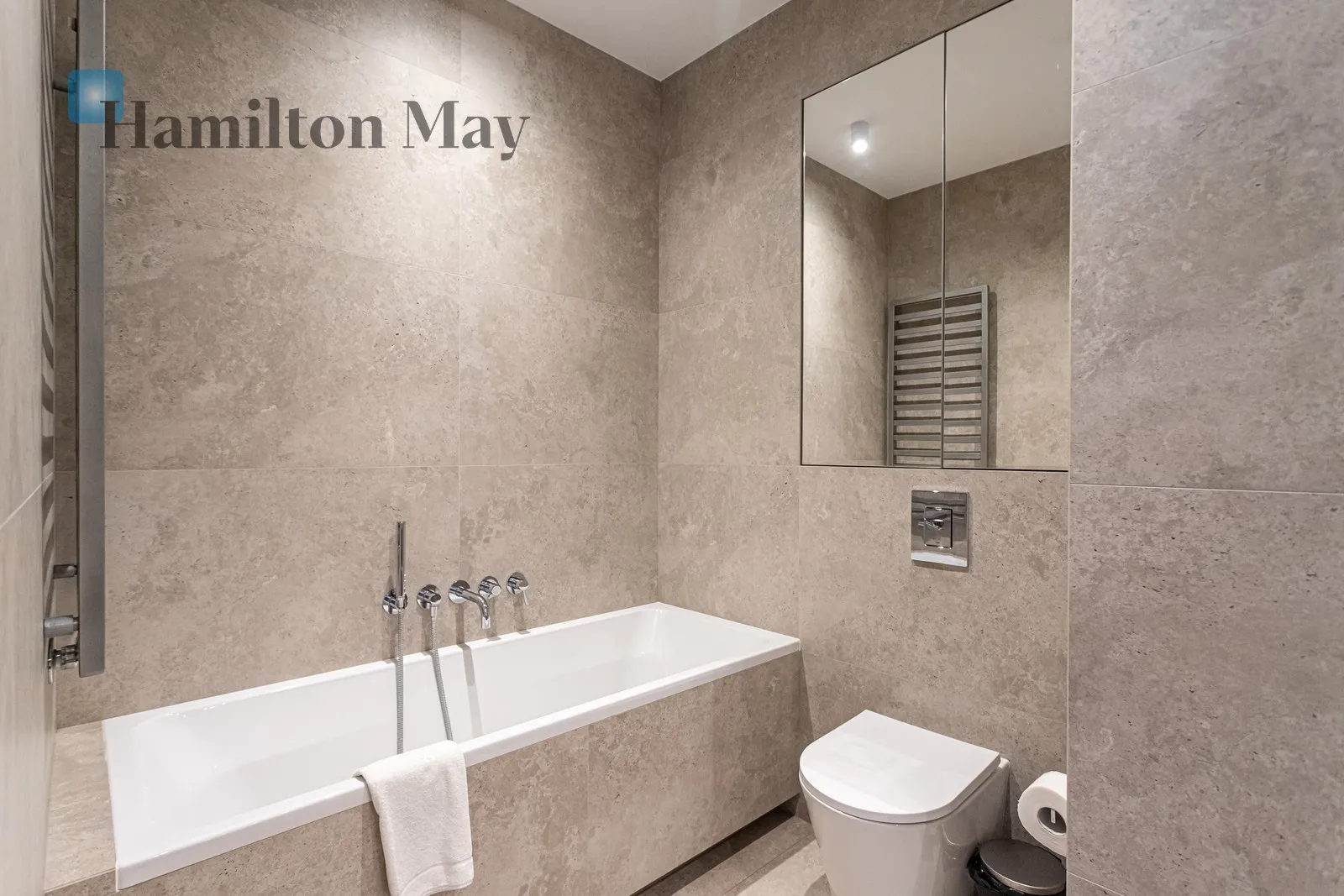 Distance to centre: 3.2 km Level: 1 Price: 15100 PLN Bedrooms: 3 Bathrooms: 3 Size: 115m2 - slider