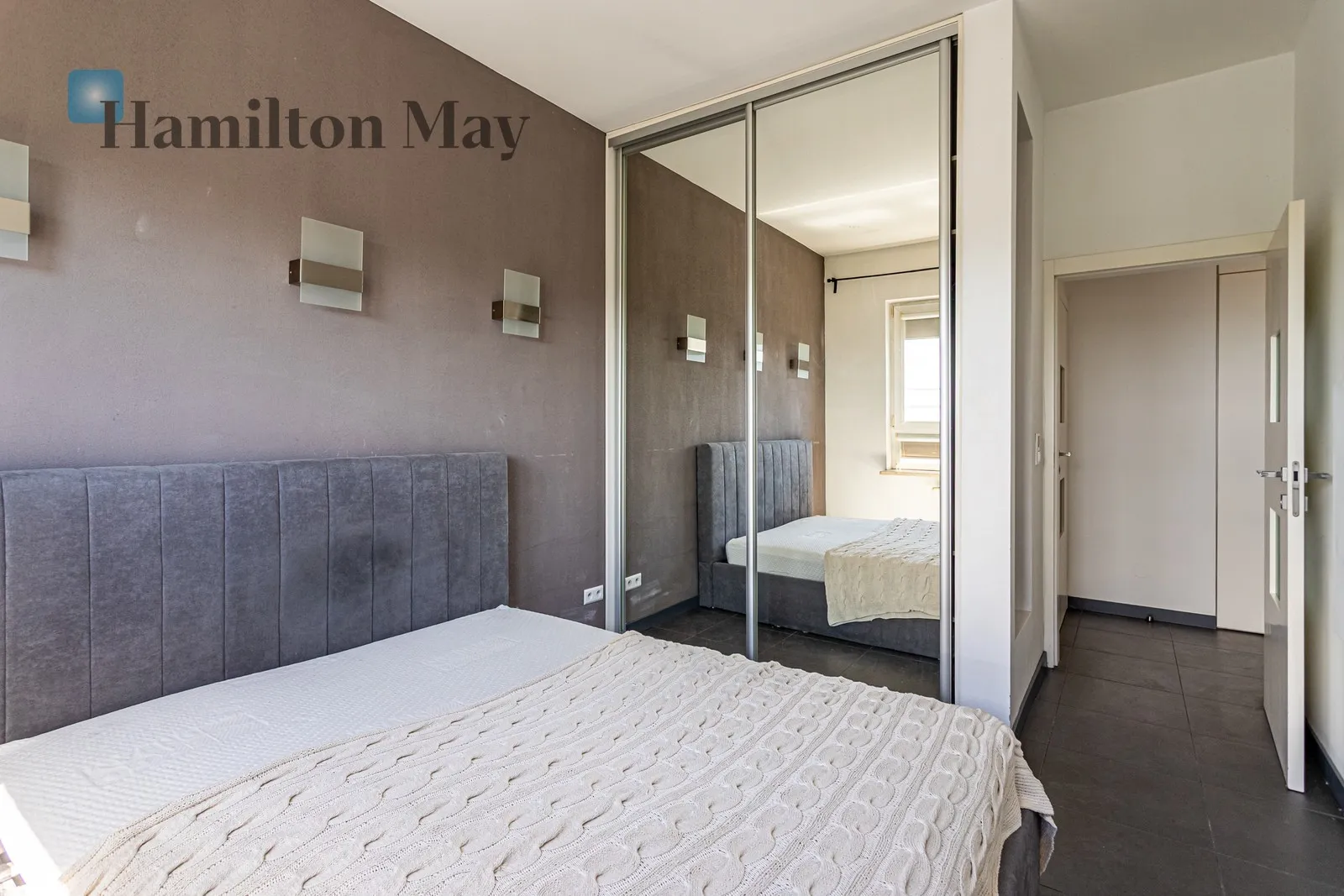 City: Warszawa Street: Okopowa Region: Wola Distance to centre: 2.87 km Level: 16 Price: 4900 PLN Bedrooms: 1 Bathrooms: 1 - slider