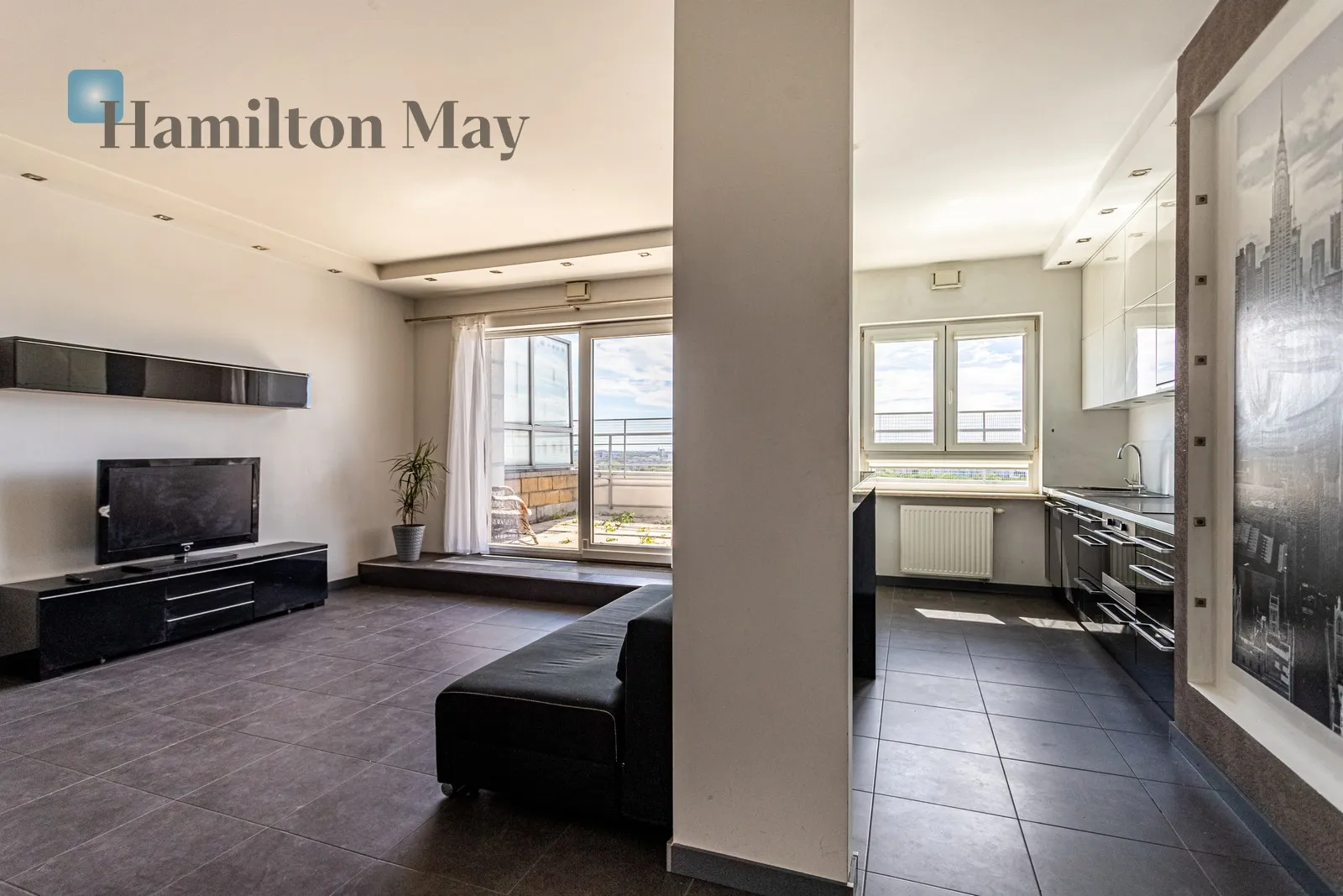 Street: Okopowa Region: Wola Distance to centre: 2.87 km Level: 16 Price: 4900 PLN Bedrooms: 1 Bathrooms: 1 - slider