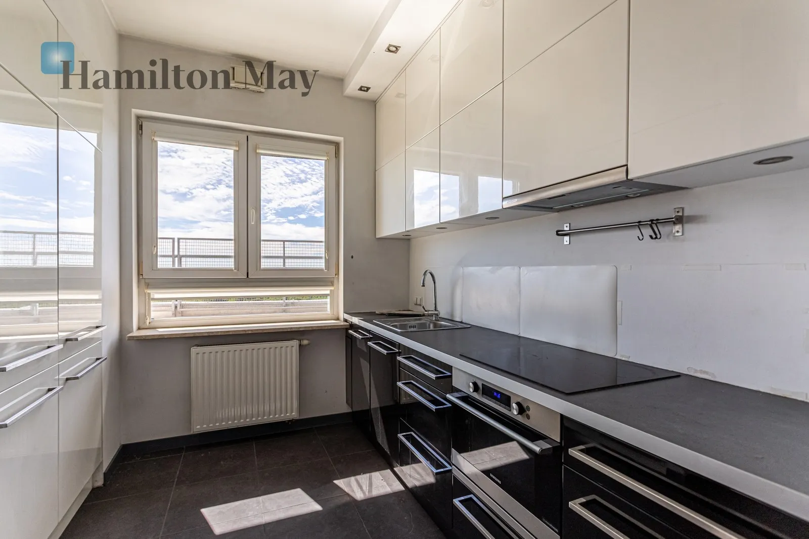 Region: Wola Distance to centre: 2.87 km Level: 16 Price: 4900 PLN Bedrooms: 1 Bathrooms: 1 Size: 59m2 - slider