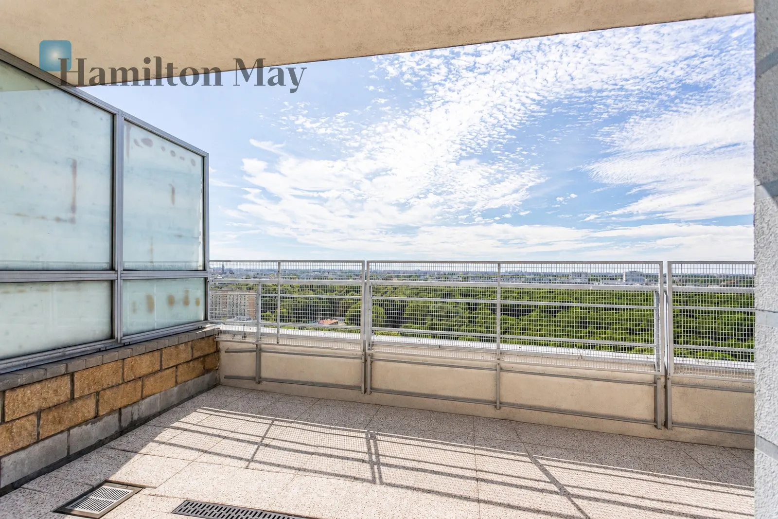 Distance to centre: 2.87 km Level: 16 Price: 4900 PLN Bedrooms: 1 Bathrooms: 1 - slider
