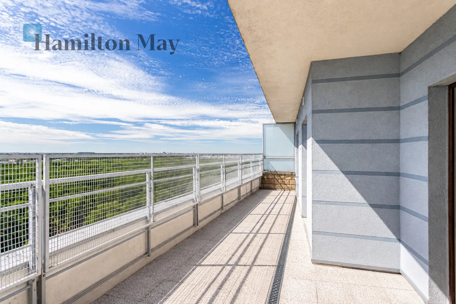 Street: Okopowa Region: Wola Distance to centre: 2.87 km Level: 16 Price: 4900 PLN Bedrooms: 1 Bathrooms: 1 Size: 59m2 Price/m2: 83 PLN - slider