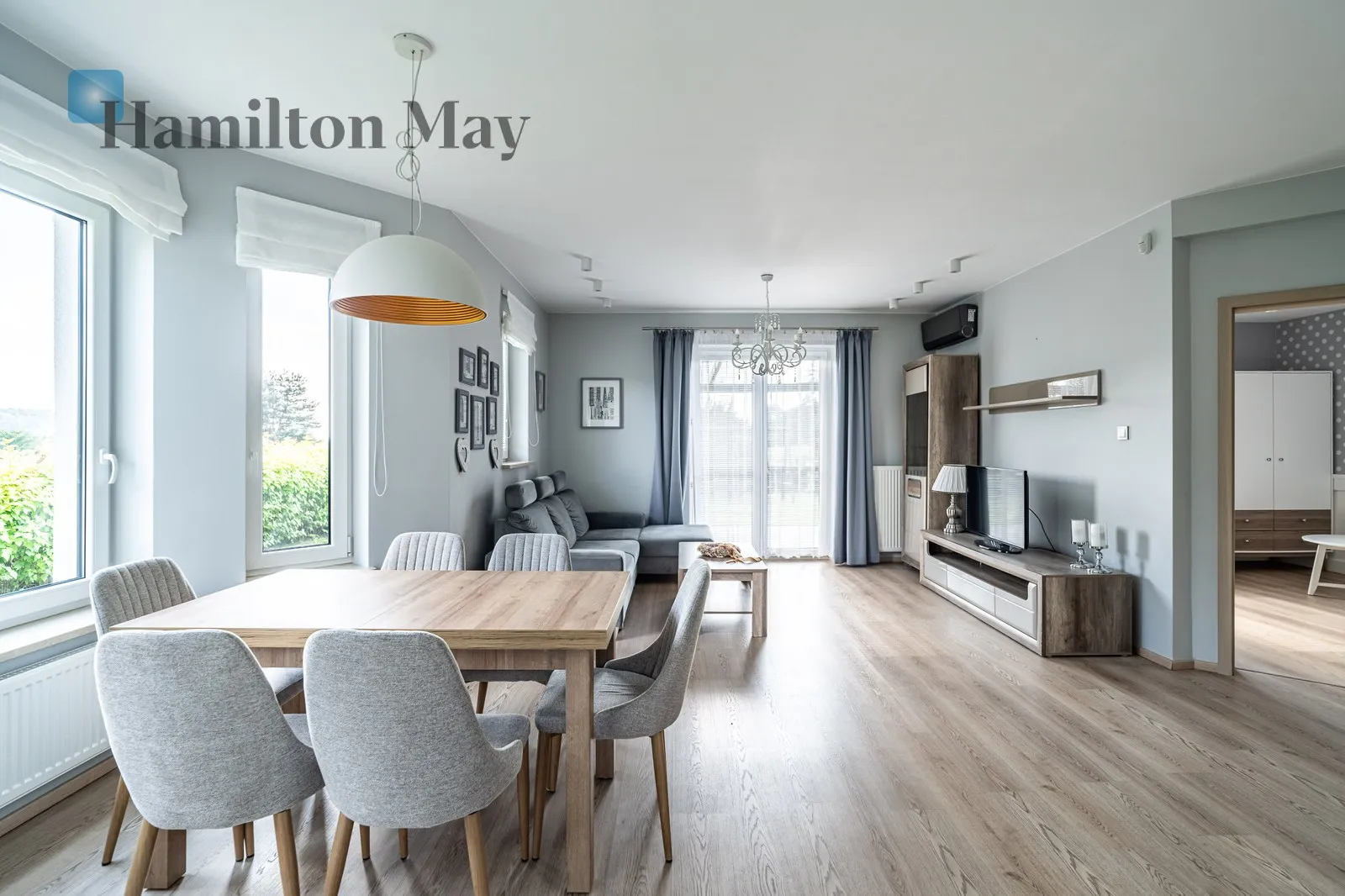 Street: Stolarska Region: Włosań Distance to centre: 15.76 km Price: 8500 PLN Bedrooms: 5 Bathrooms: 2 Plot size: 937m2 Price/m2: 51 PLN - slider