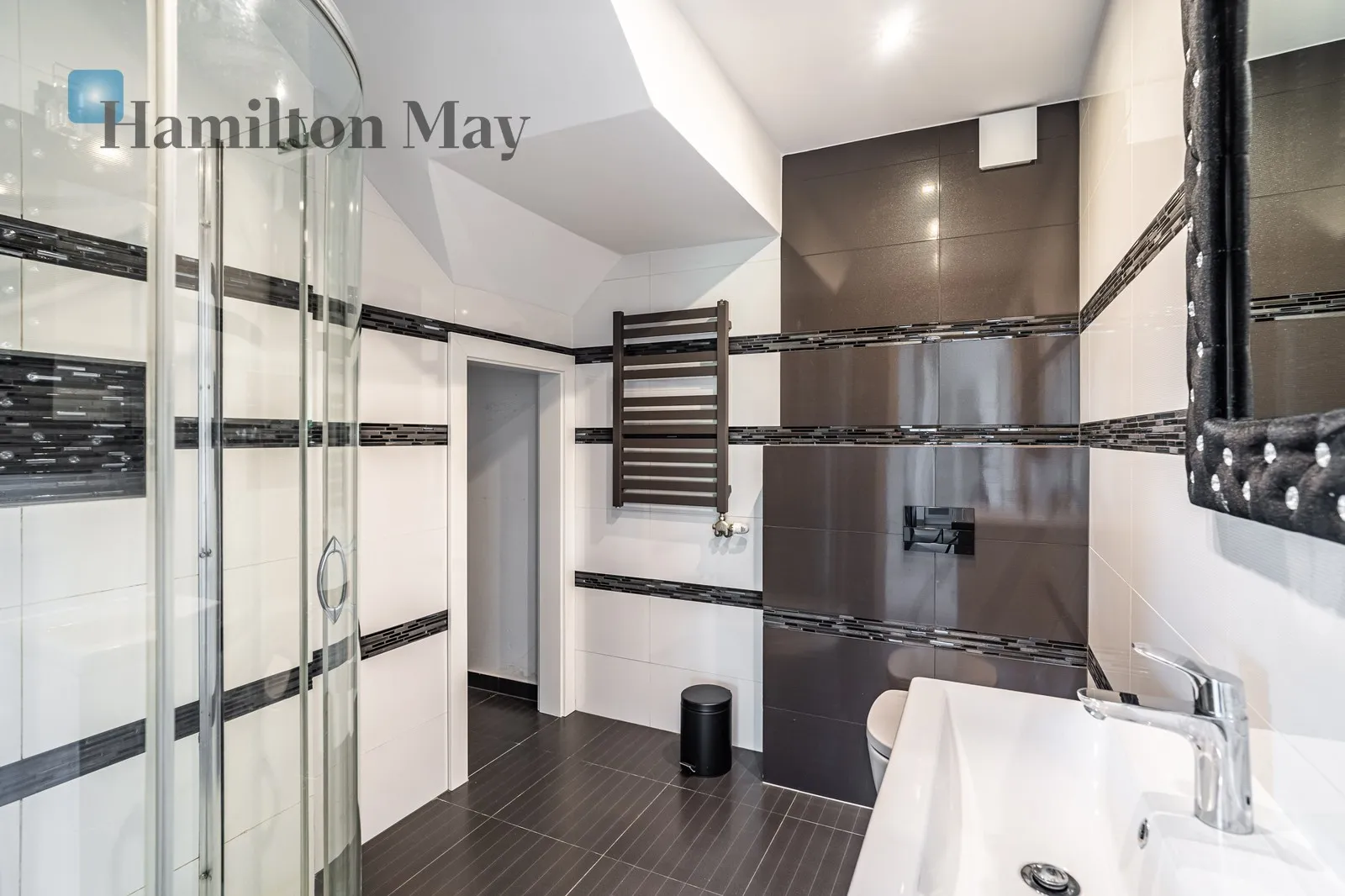 Region: Włosań Distance to centre: 15.76 km Price: 8500 PLN Bedrooms: 5 Bathrooms: 2 - slider