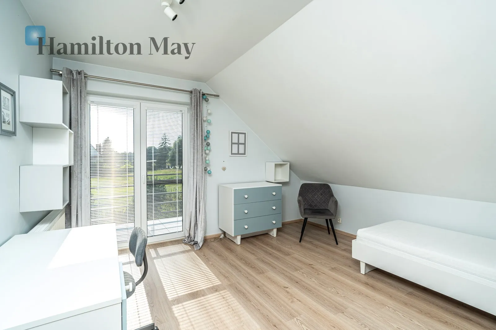 City: Włosań Street: Stolarska Region: Włosań Distance to centre: 15.76 km Price: 8500 PLN Bedrooms: 5 - slider