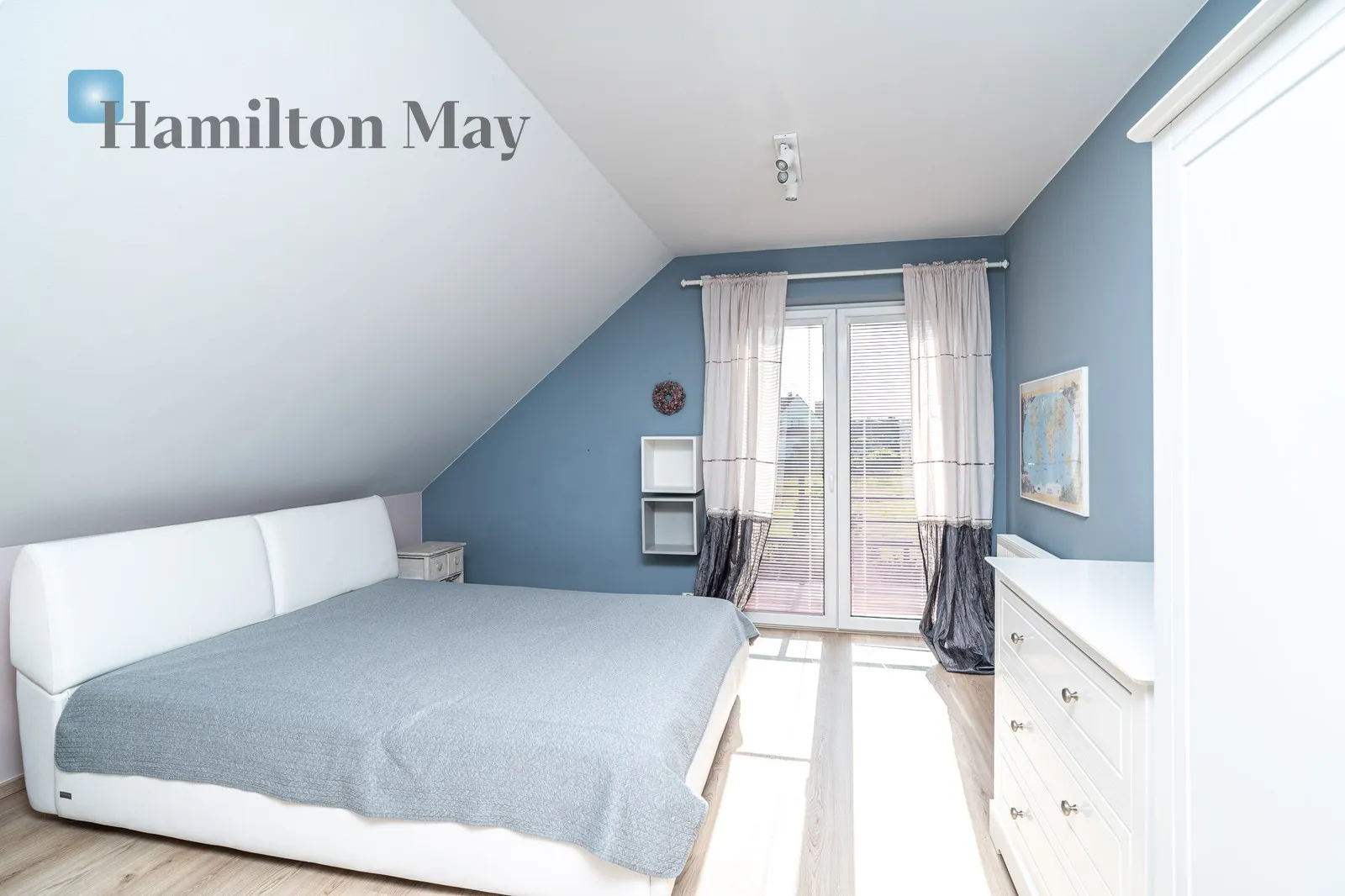 Street: Stolarska Region: Włosań Distance to centre: 15.76 km Price: 8500 PLN Bedrooms: 5 Bathrooms: 2 Plot size: 937m2 - slider